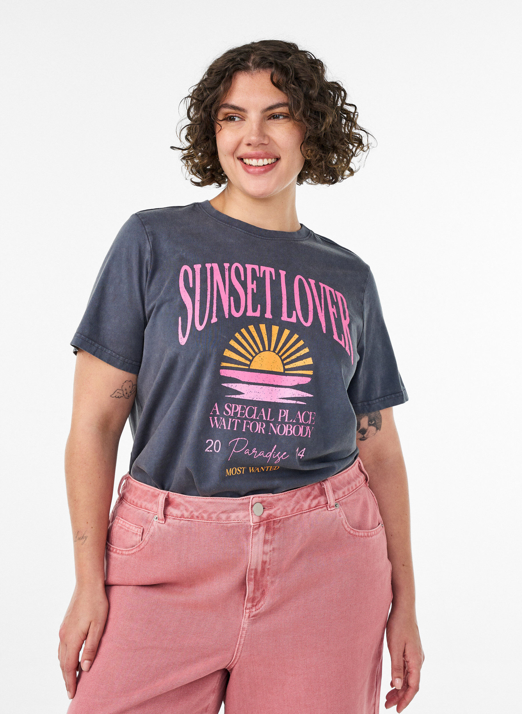 Baumwoll-T-Shirt mit Frontprint und gewaschener Optik, Grau, Model