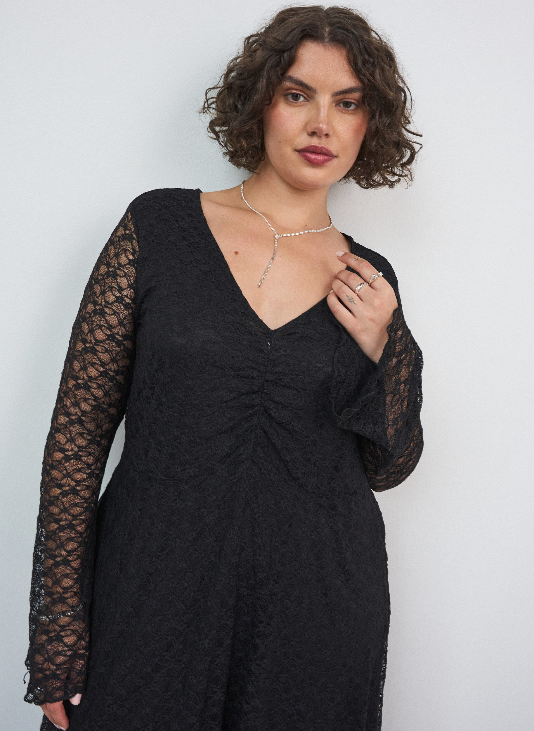 ZizziSpitzenkleid mit Trompeten&auml;rmeln und A-Linie, Schwarz, Model image number 2
