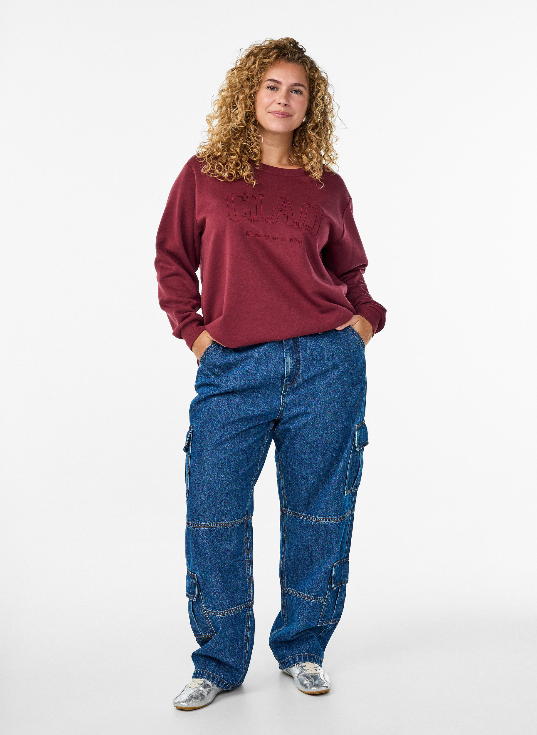 ZizziSweatshirt mit aufgesticktem Mailand-Motiv, Dunkles Bordeaux, Model image number 1