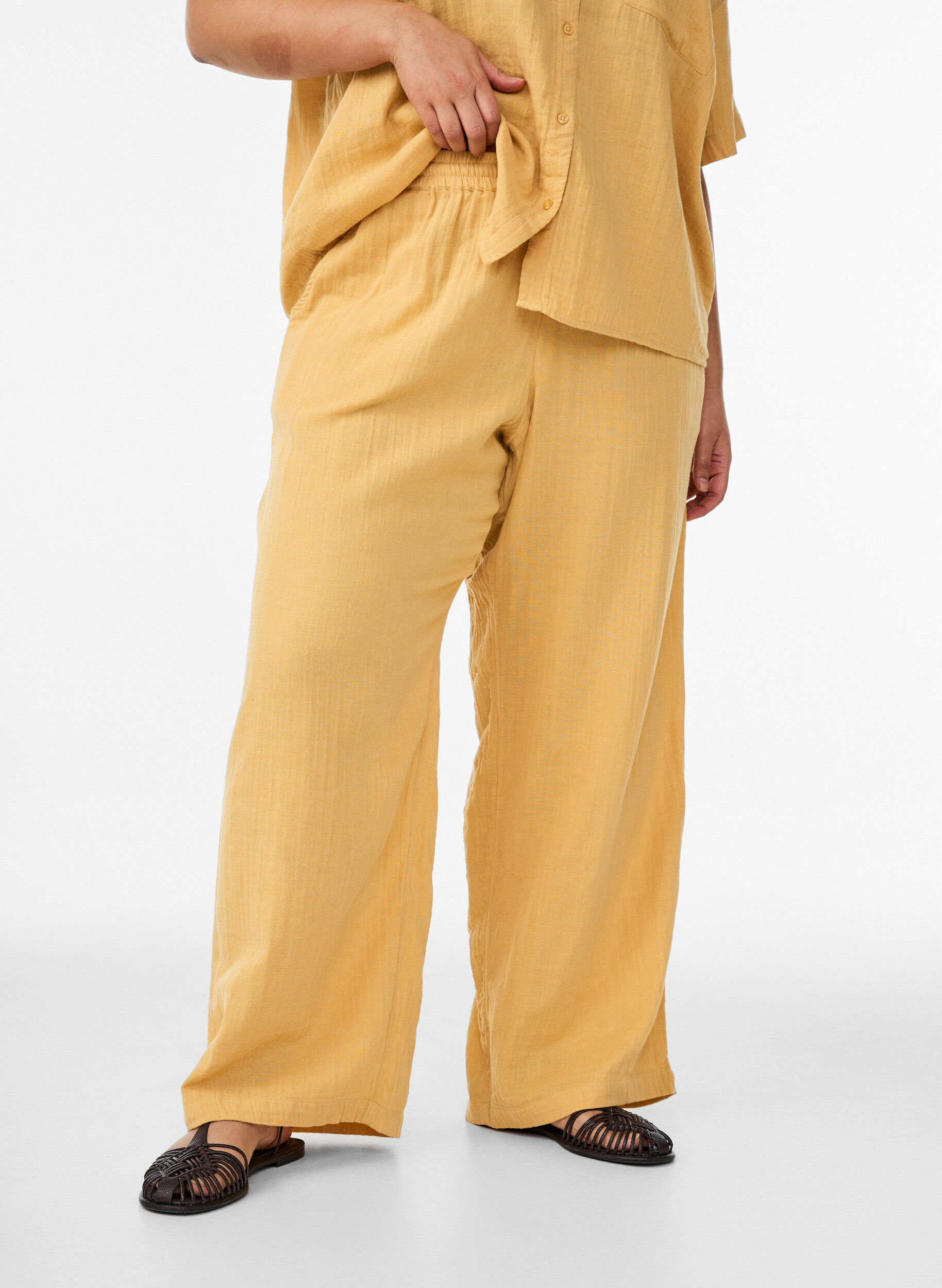 ZizziHoch taillierte Hose aus Baumwoll-Musselin mit weitem Bein, Gelb, Model image number 2