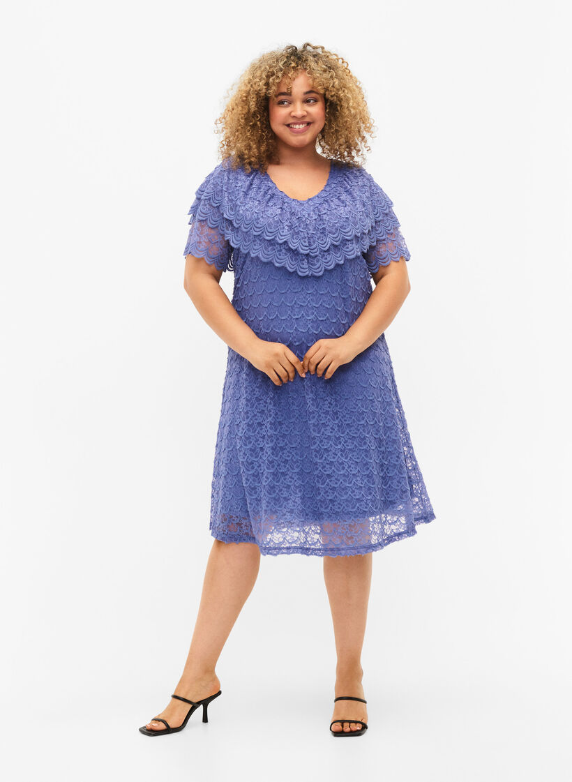 Kurzärmeliges Kleid aus Spitze mit breiten Rüschen, Lavender Violet, Model image number 2