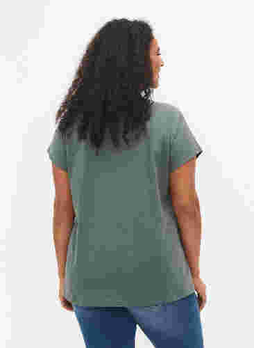 T-Shirt aus Baumwolle mit Blattprint, Balsam Green Leaf, Model image number 1