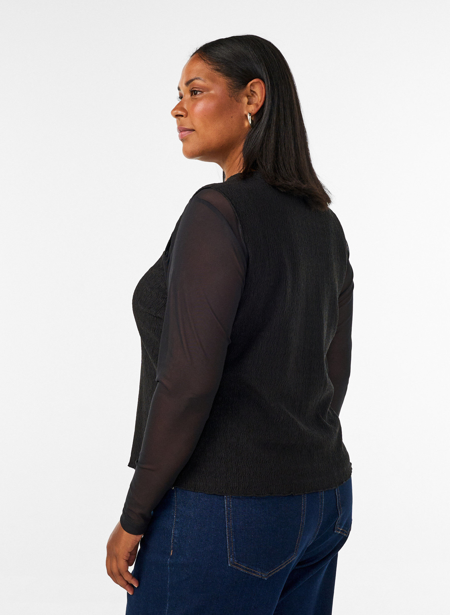 Zizzi&Auml;rmelloses Top mit welliger Struktur und Knopfverschluss, Schwarz, Model image number 2