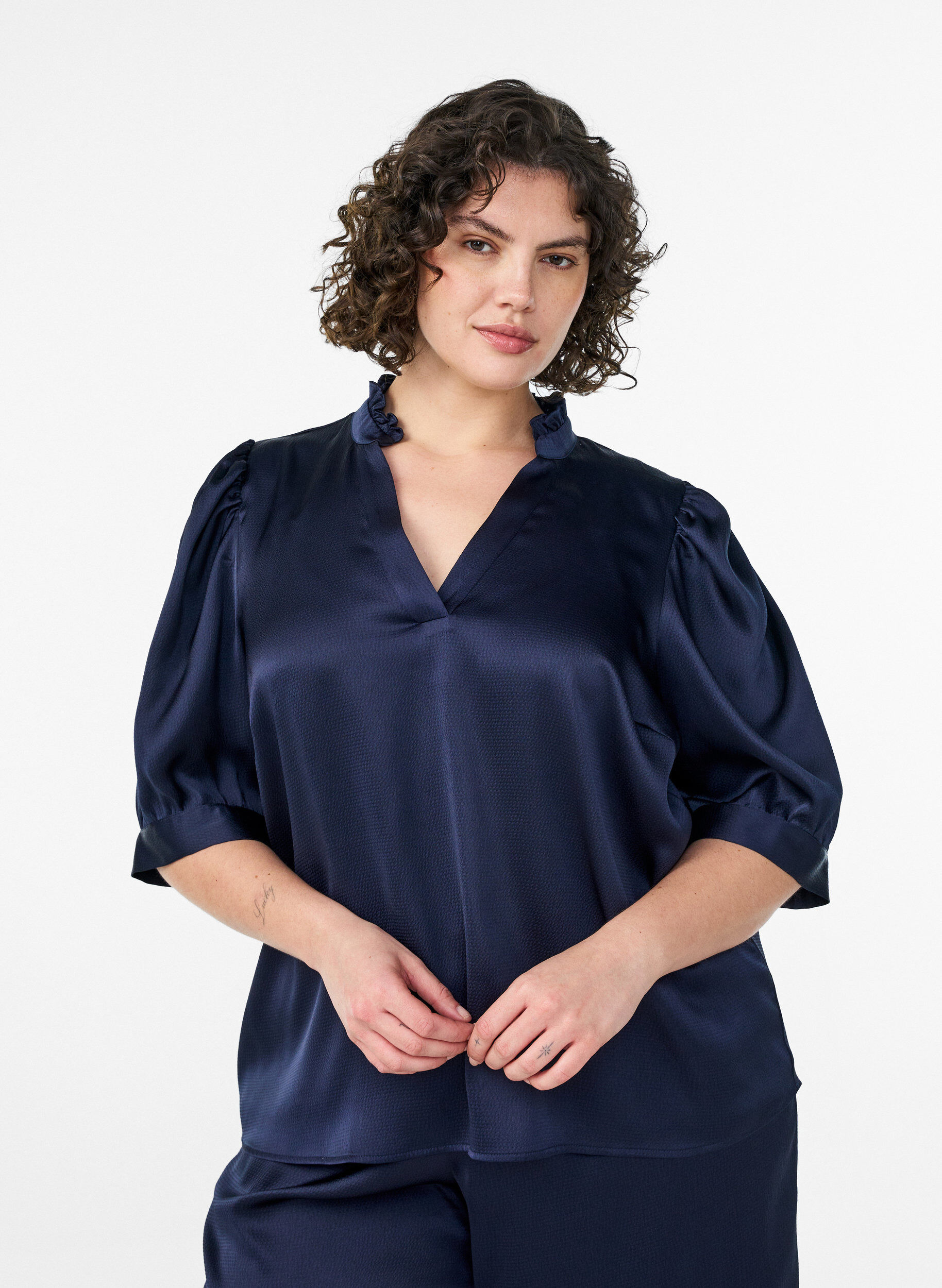 ZizziBluse in Satin-Optik mit 1/2-&Auml;rmeln und R&uuml;schenkragen, Blau, Model image number 0