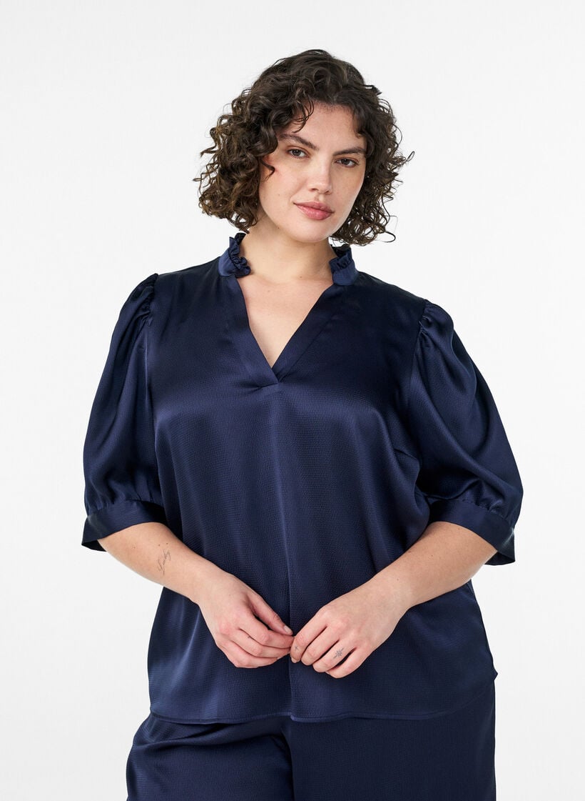 Bluse in Satin-Optik mit 1/2-&Auml;rmeln und R&uuml;schenkragen, Blau, Model image number 0