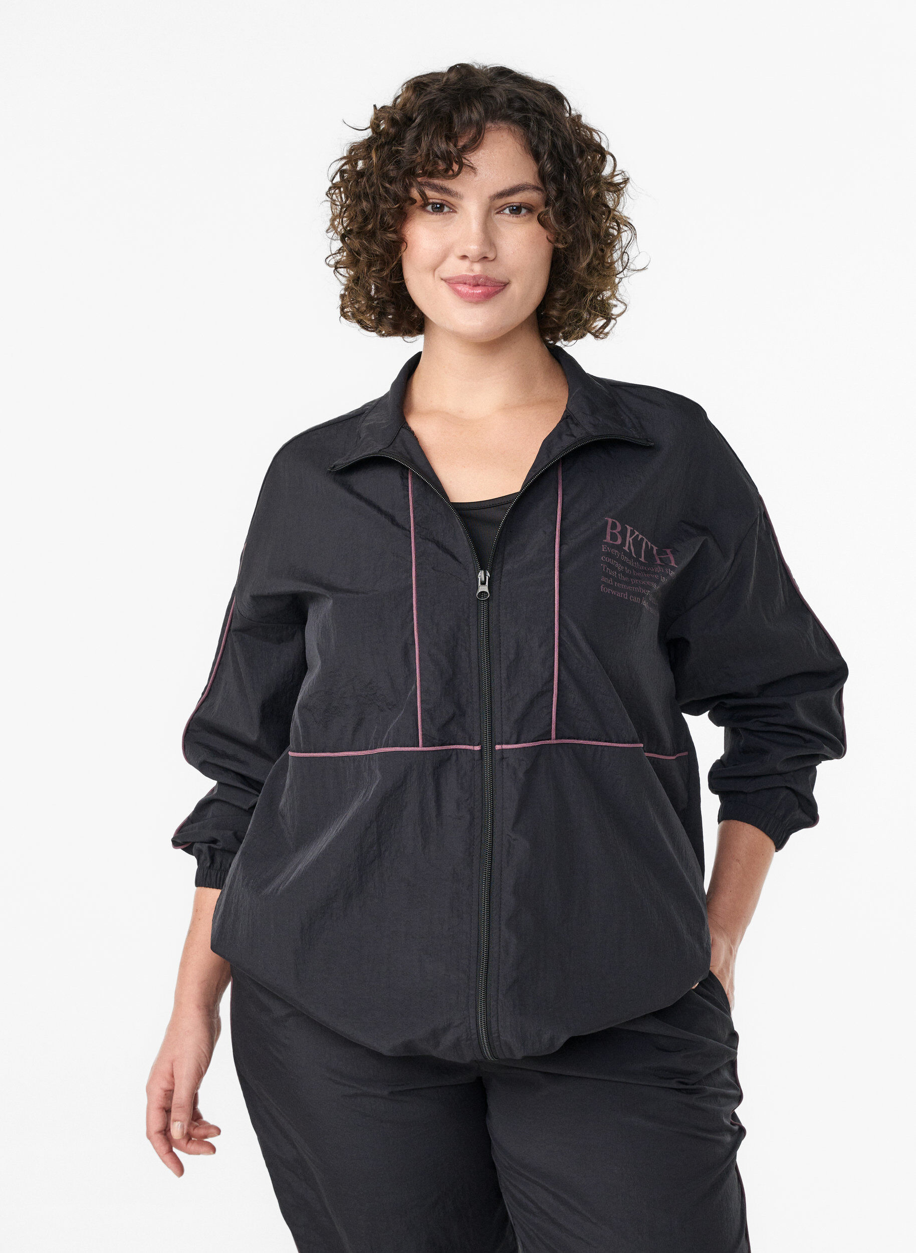 Leichte Jacke mit kontrastfarbenen Paspeln, Schwarz, Model