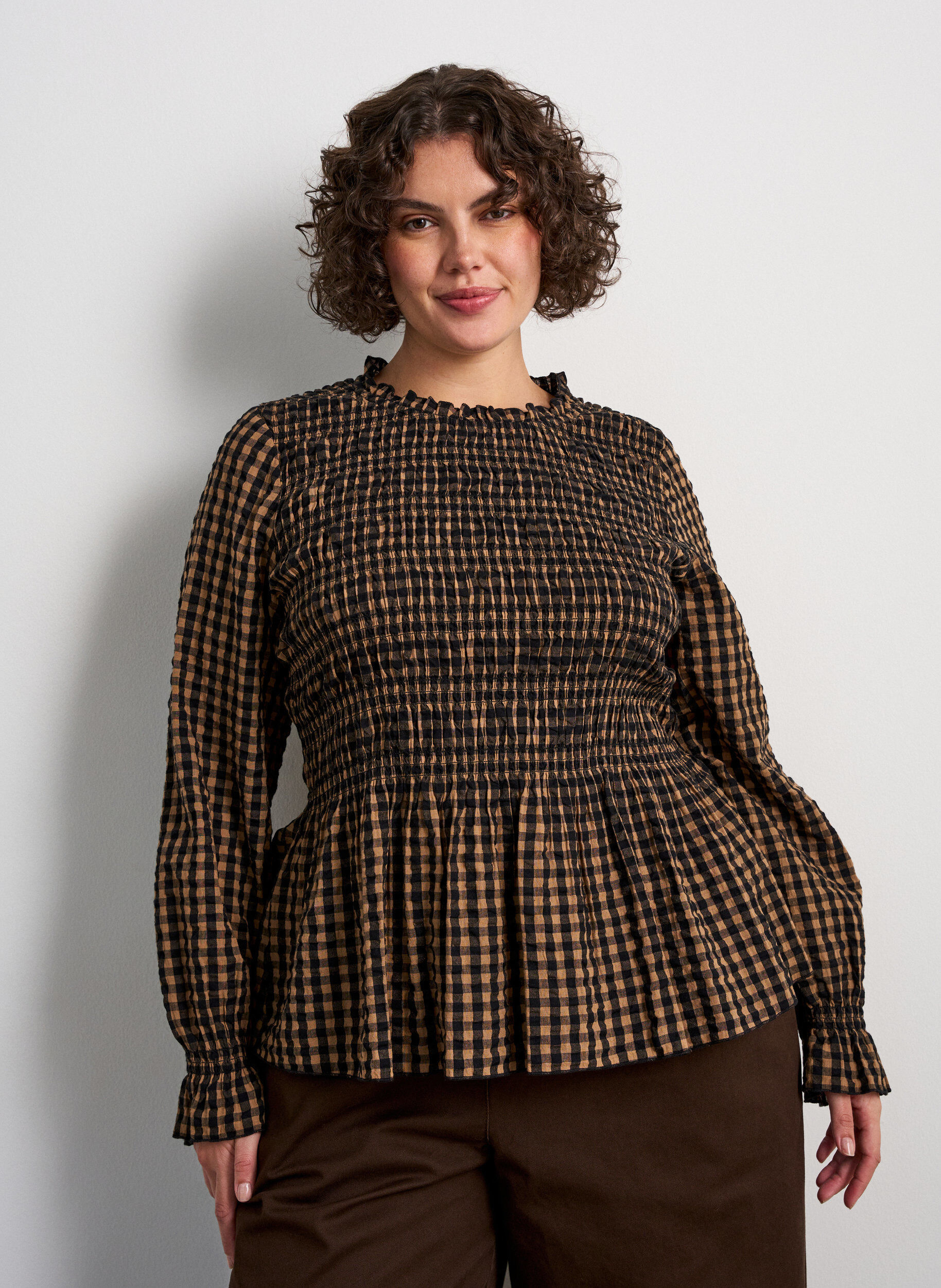 Karierte Bluse mit Smock und Sch&ouml;&szlig;chen, Braun, Model