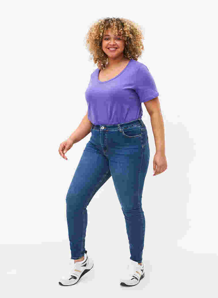 Hochtaillierte Amy Jeans mit Push-Up, Blue denim, Model image number 0