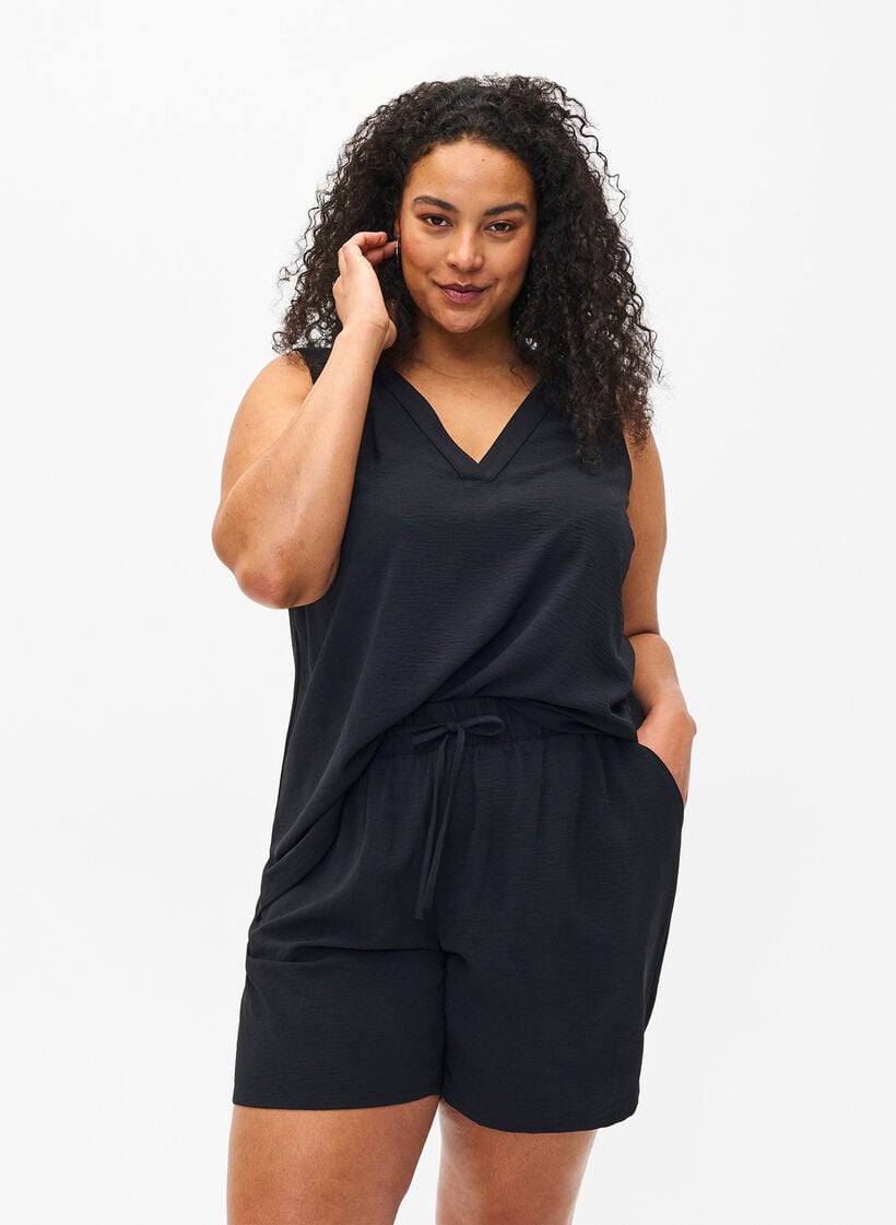 Kurze Hose mit Taschen und elastischem Bund, Schwarz, Model image number 0