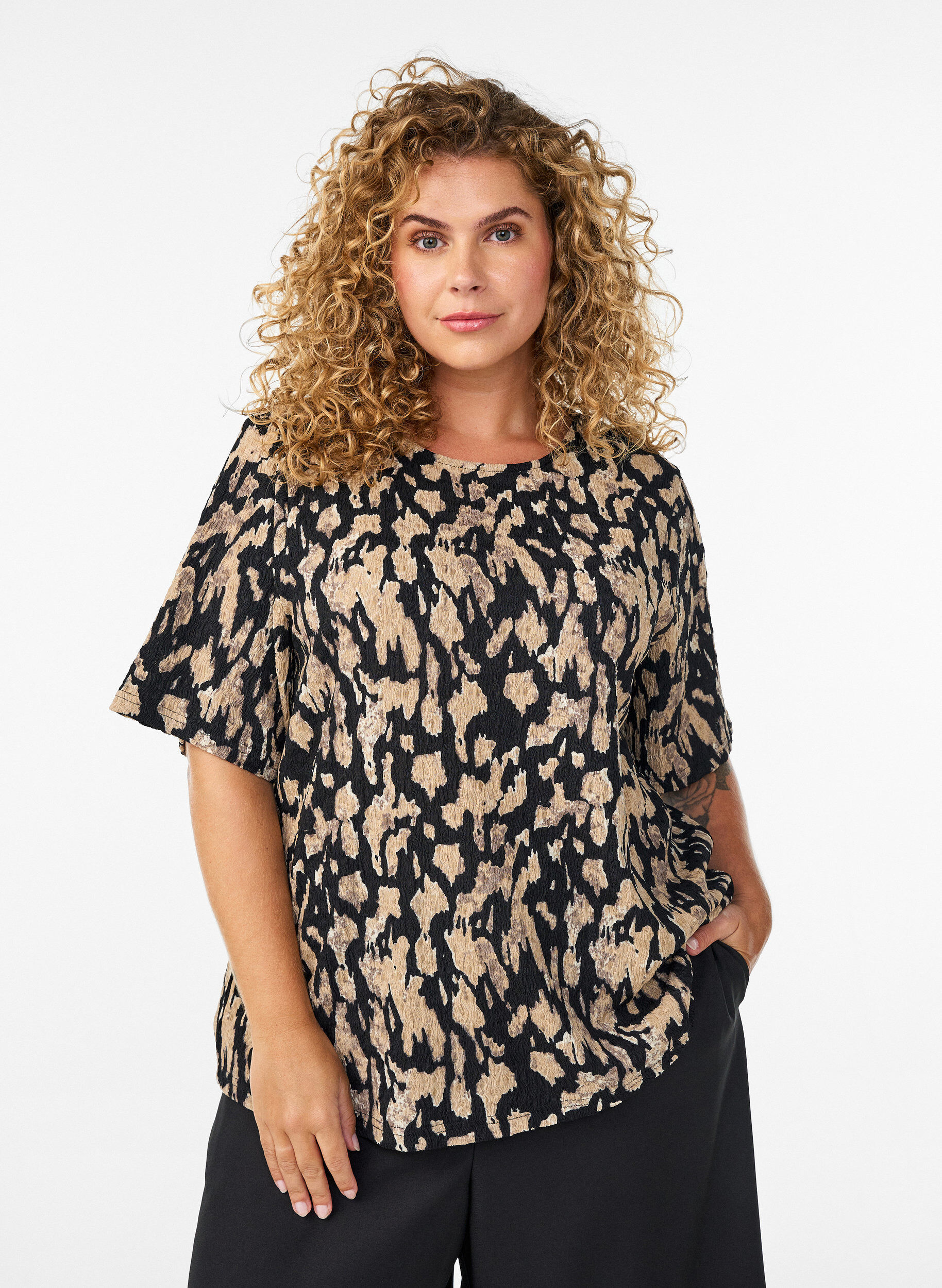 ZizziKurz&auml;rmelige Bluse mit Muster, Schwarz, Model image number 0