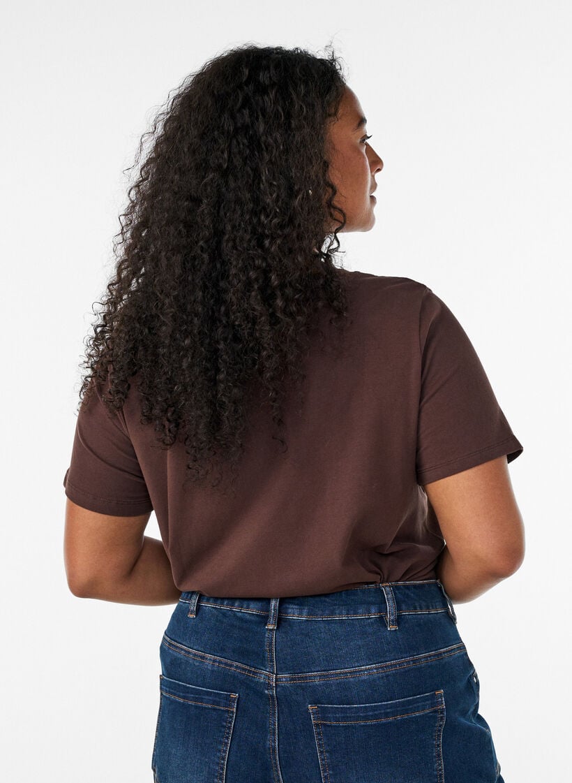 Einfarbiges basic T-Shirt aus Baumwolle, Braun, Model image number 2
