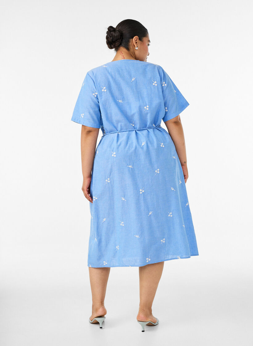 Hemdblusenkleid aus Baumwolle mit gestickten Blumen, Blau, Model image number 1
