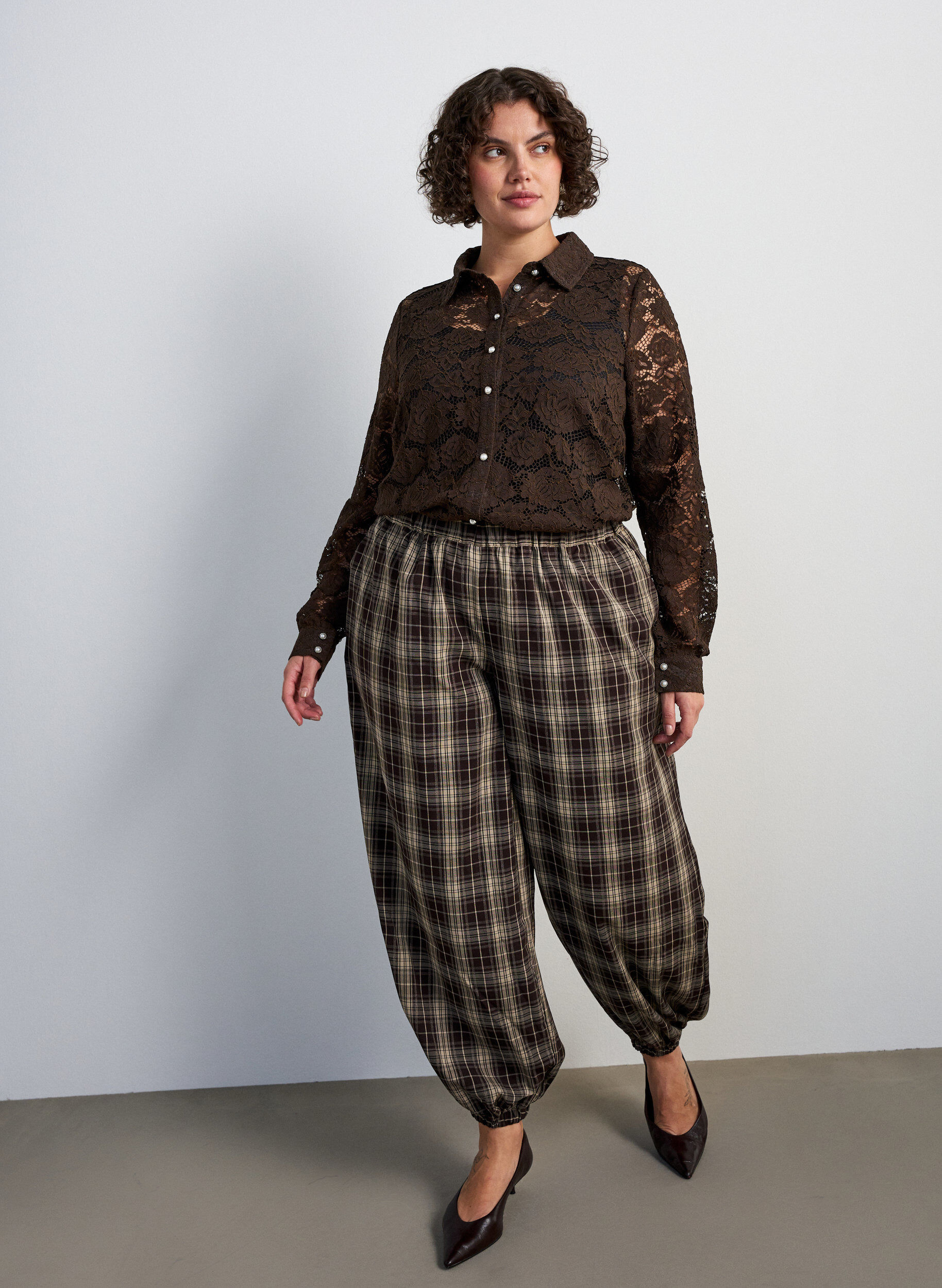 ZizziSpitzenbluse mit Perlenkn&ouml;pfen, Braun, Model image number 1