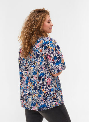 Kurzarm Bluse aus Baumwolle mit Blumenprint, Flower AOP, Model image number 1