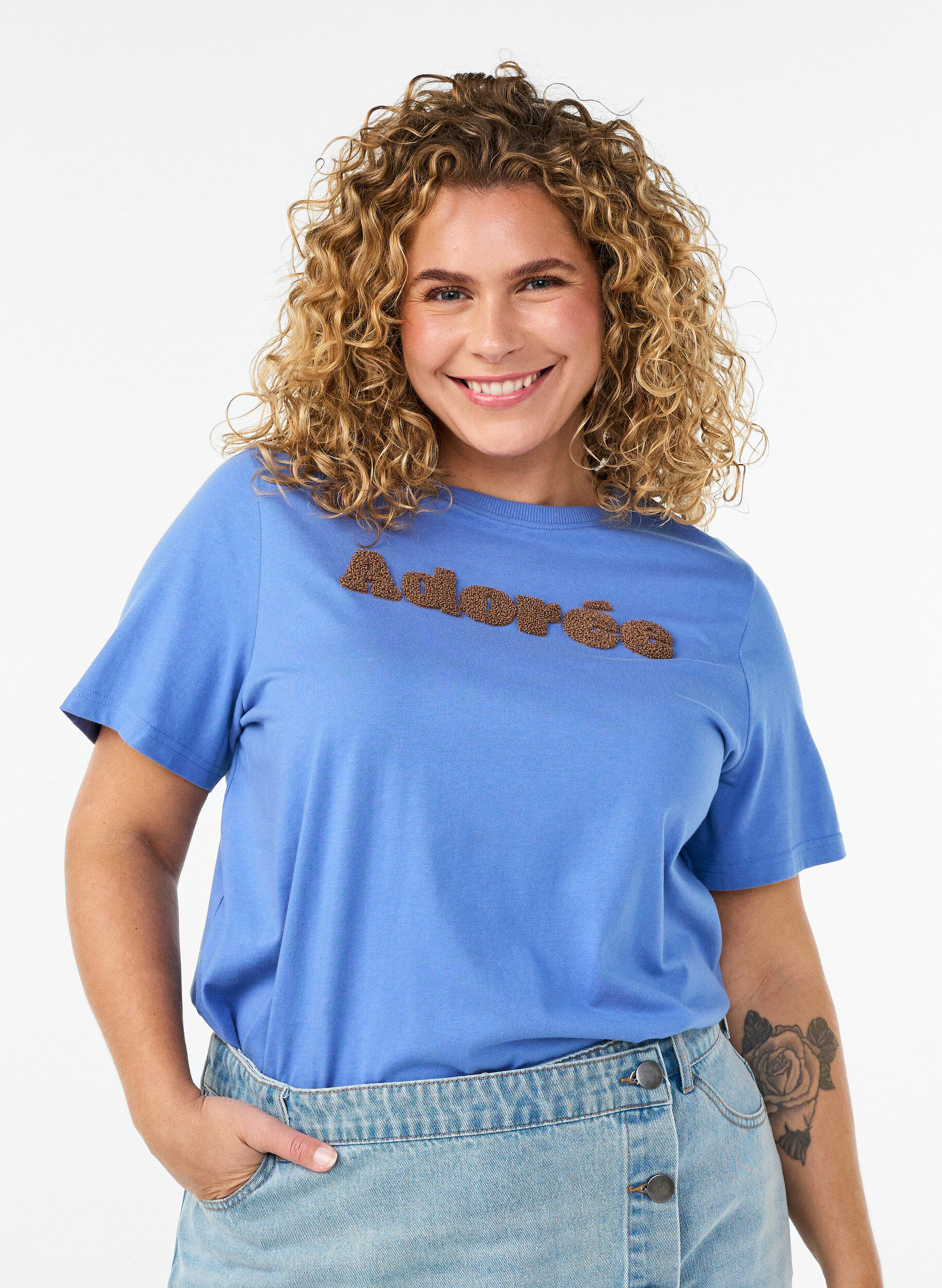 T-Shirt aus Bio-Baumwolle mit Frontprint, Blau, Model