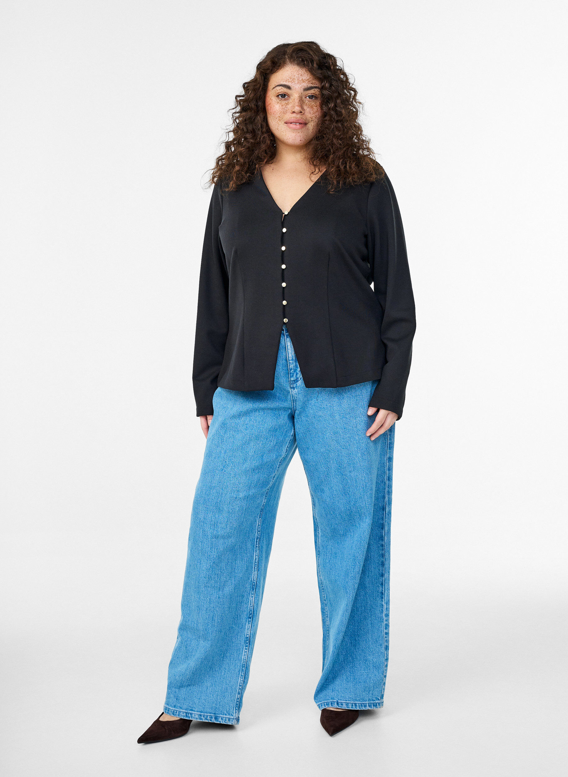 ZizziStrickjacke mit V-Ausschnitt und goldfarbenen Kn&ouml;pfen, Schwarz, Model image number 1