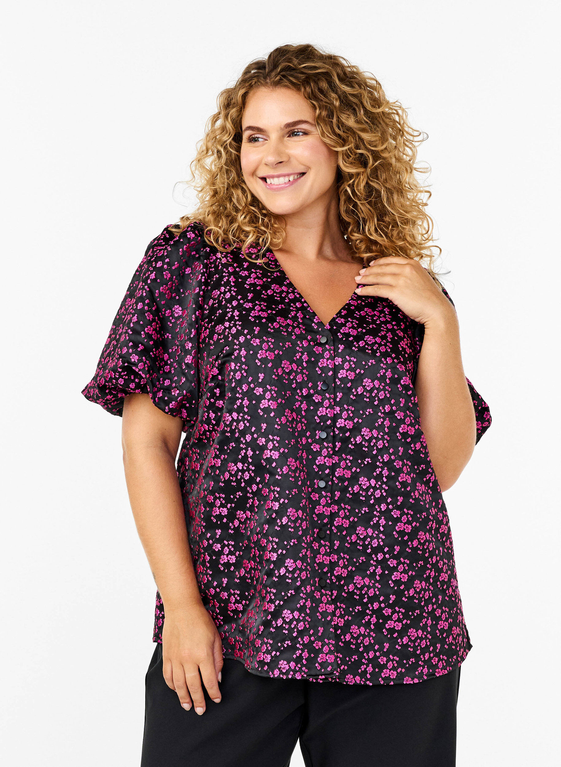 Bluse mit kurzen &Auml;rmeln und aufgesticktem Muster, Schwarz, Model