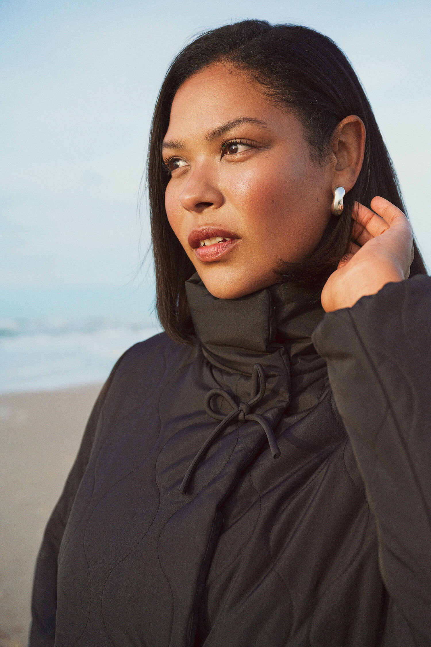 ZizziKurze Steppjacke mit Schleifen, , Model