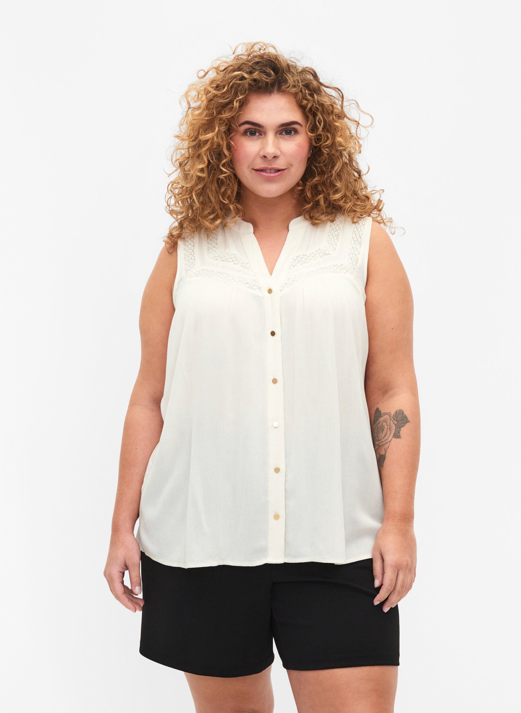 Zizzi&Auml;rmellose Bluse aus Viskose mit H&auml;keldetails, Bone White, Model image number 0