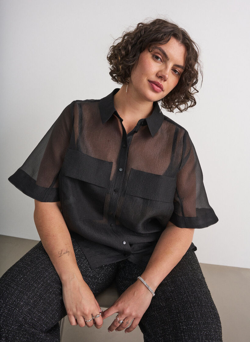 Transparente kurz&auml;rmelige Bluse mit Brusttaschen, Schwarz, Model image number 0