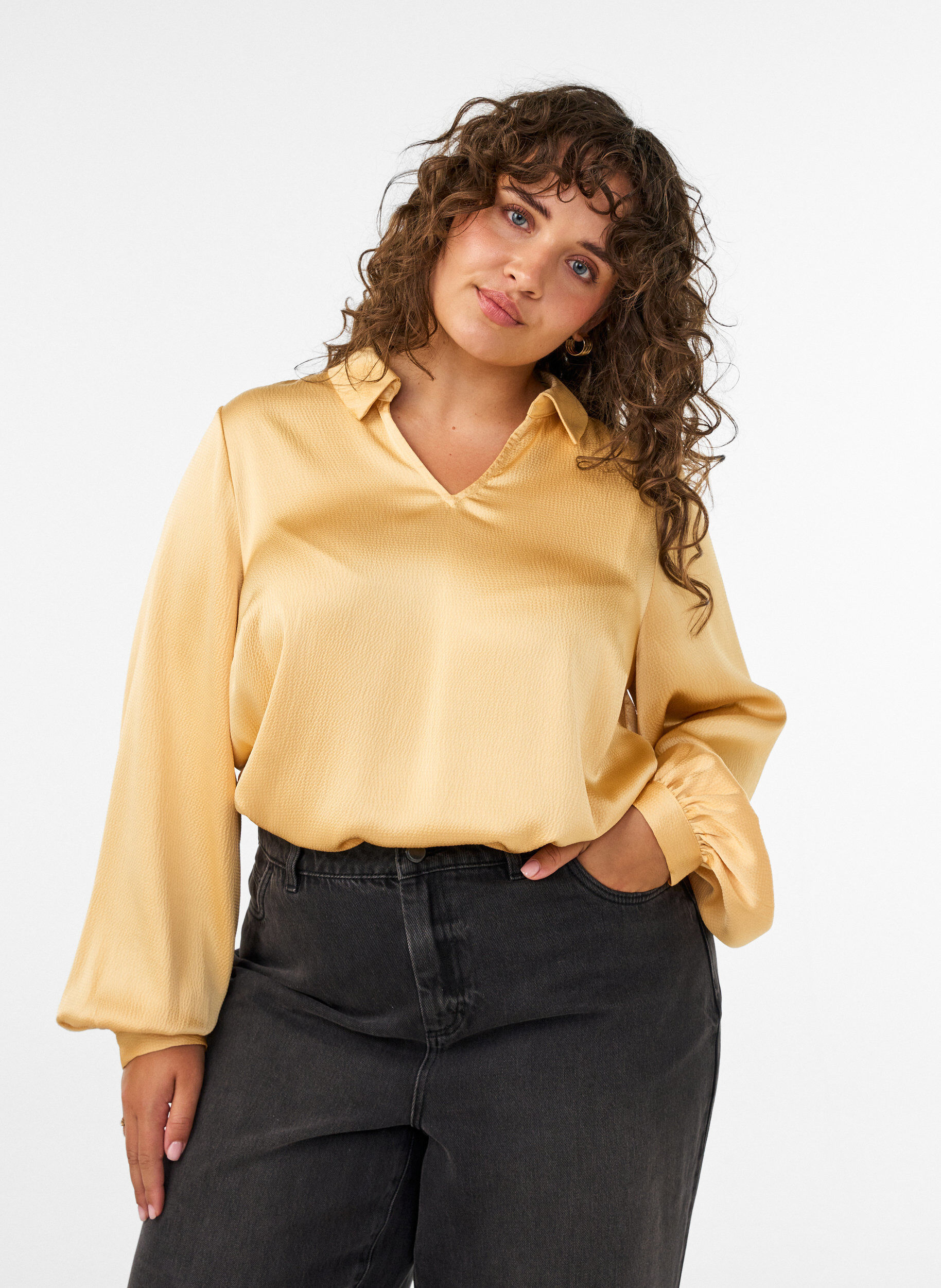 Bluse mit Hemdkragen und V-Ausschnitt, Gelb, Model