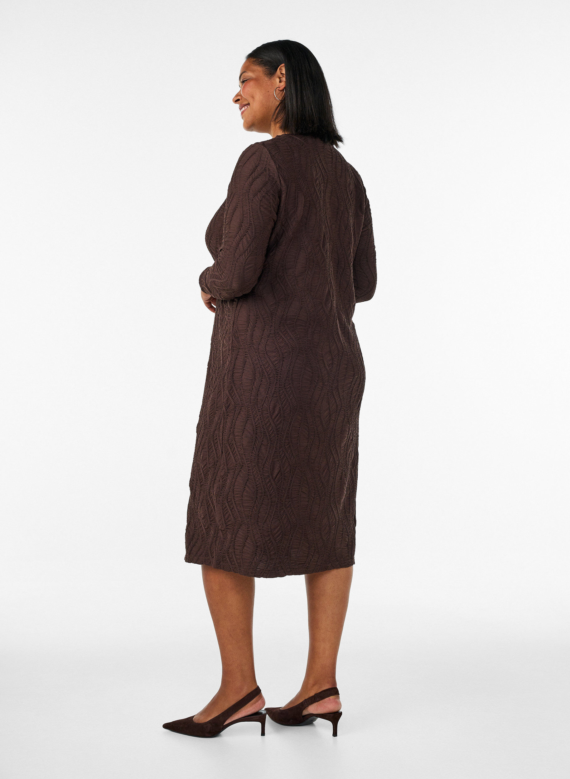 ZizziMidikleid mit gewellter Struktur und langen &Auml;rmeln, Braun, Model image number 1