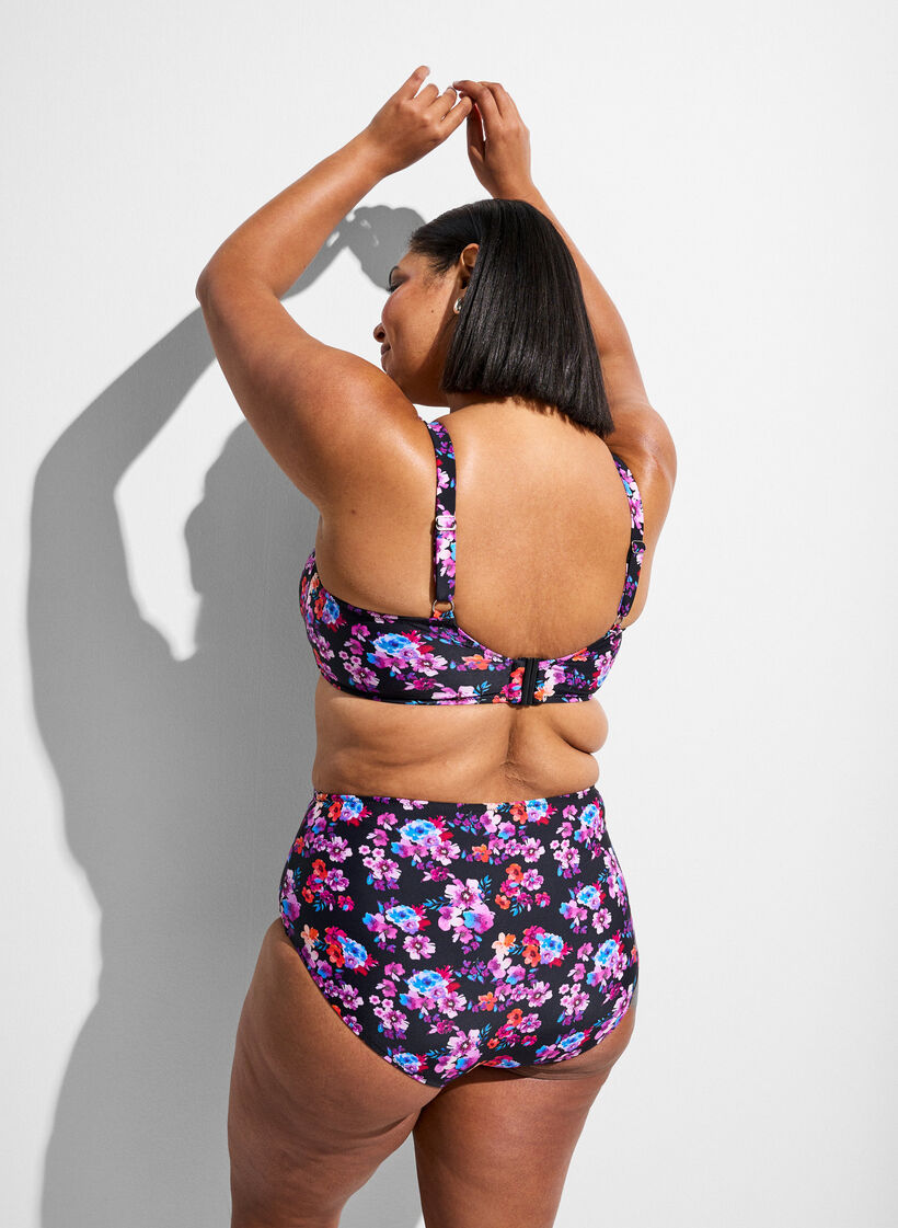 Hoch taillierte Bikinihosen mit Muster, Lila, Model image number 1