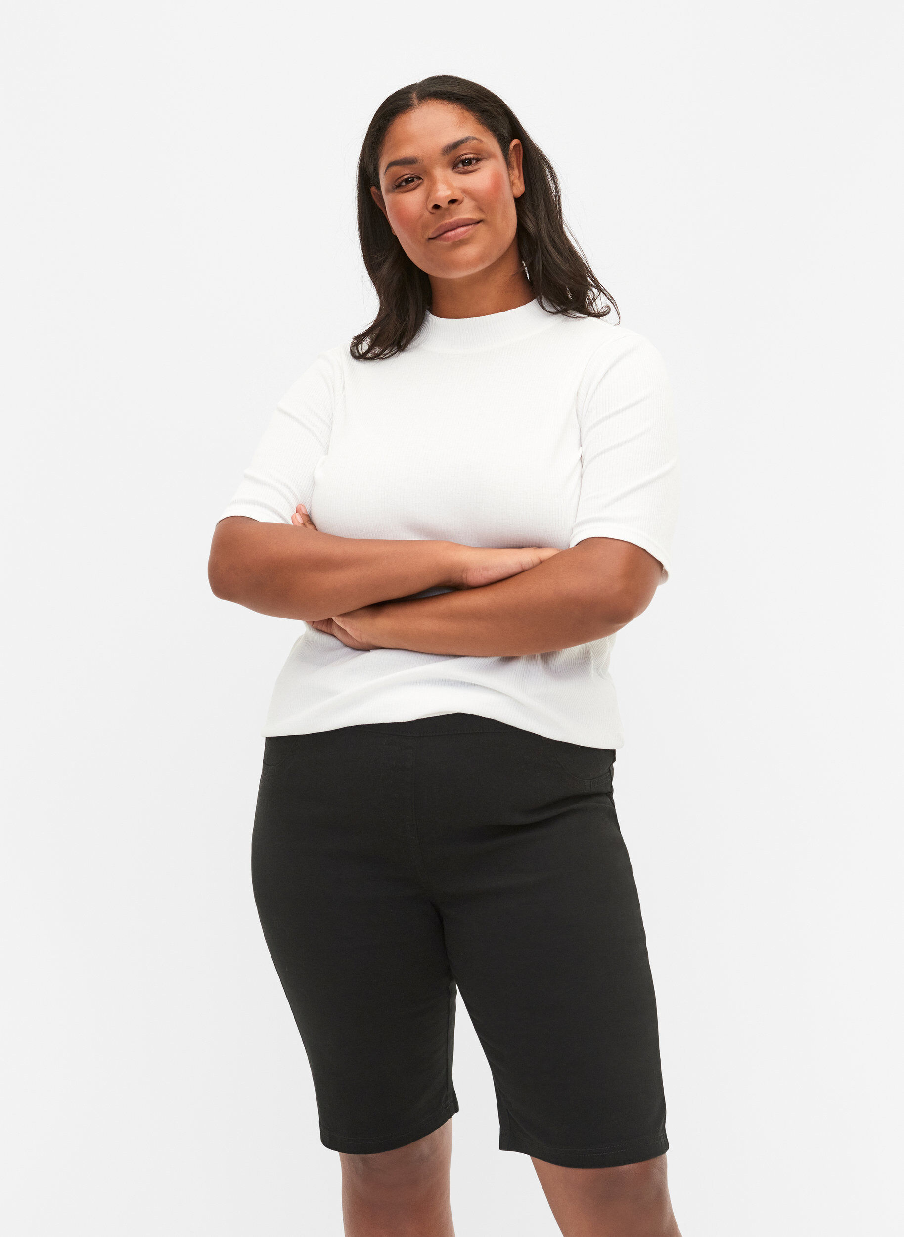 ZizziEng anliegende Shorts mit Ges&auml;&szlig;taschen, Black, Model image number 0