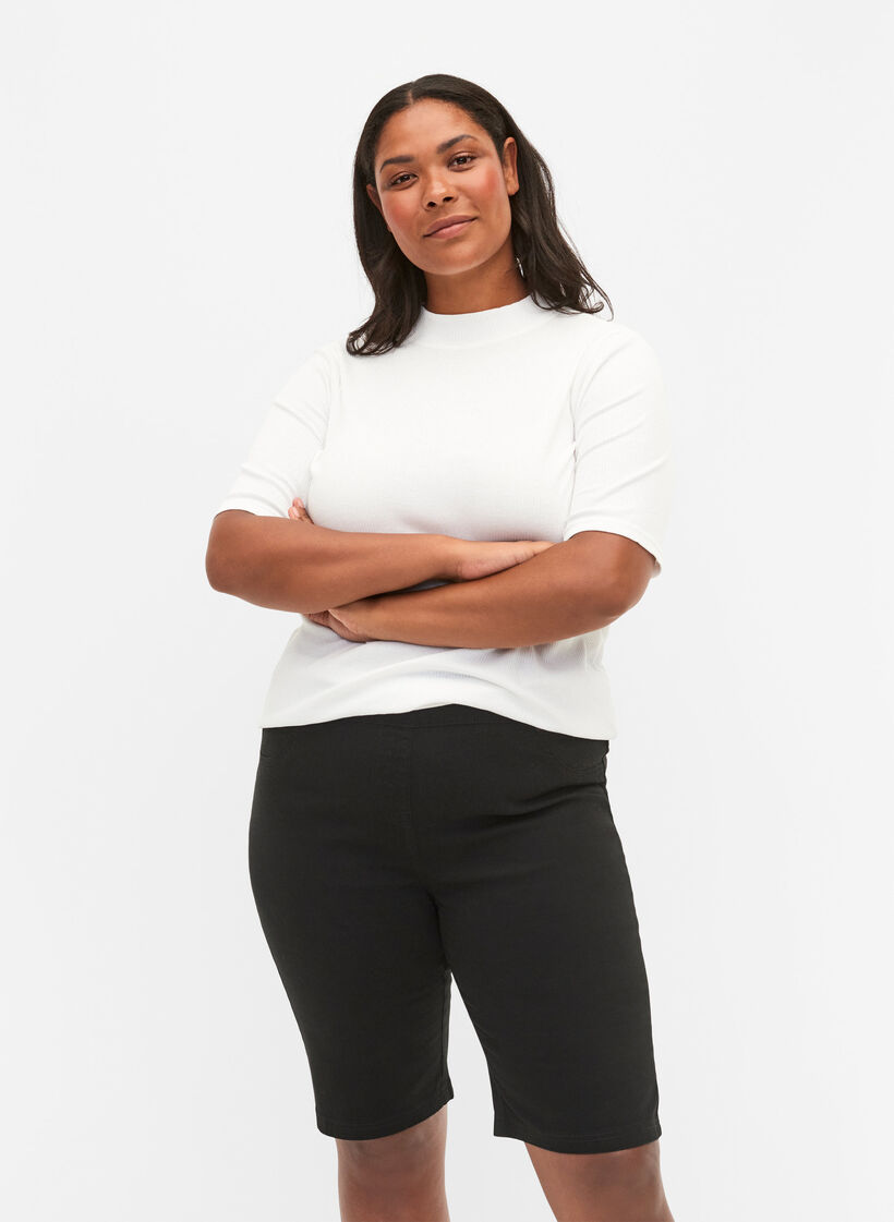 Eng anliegende Shorts mit Gesäßtaschen, Black, Model image number 0