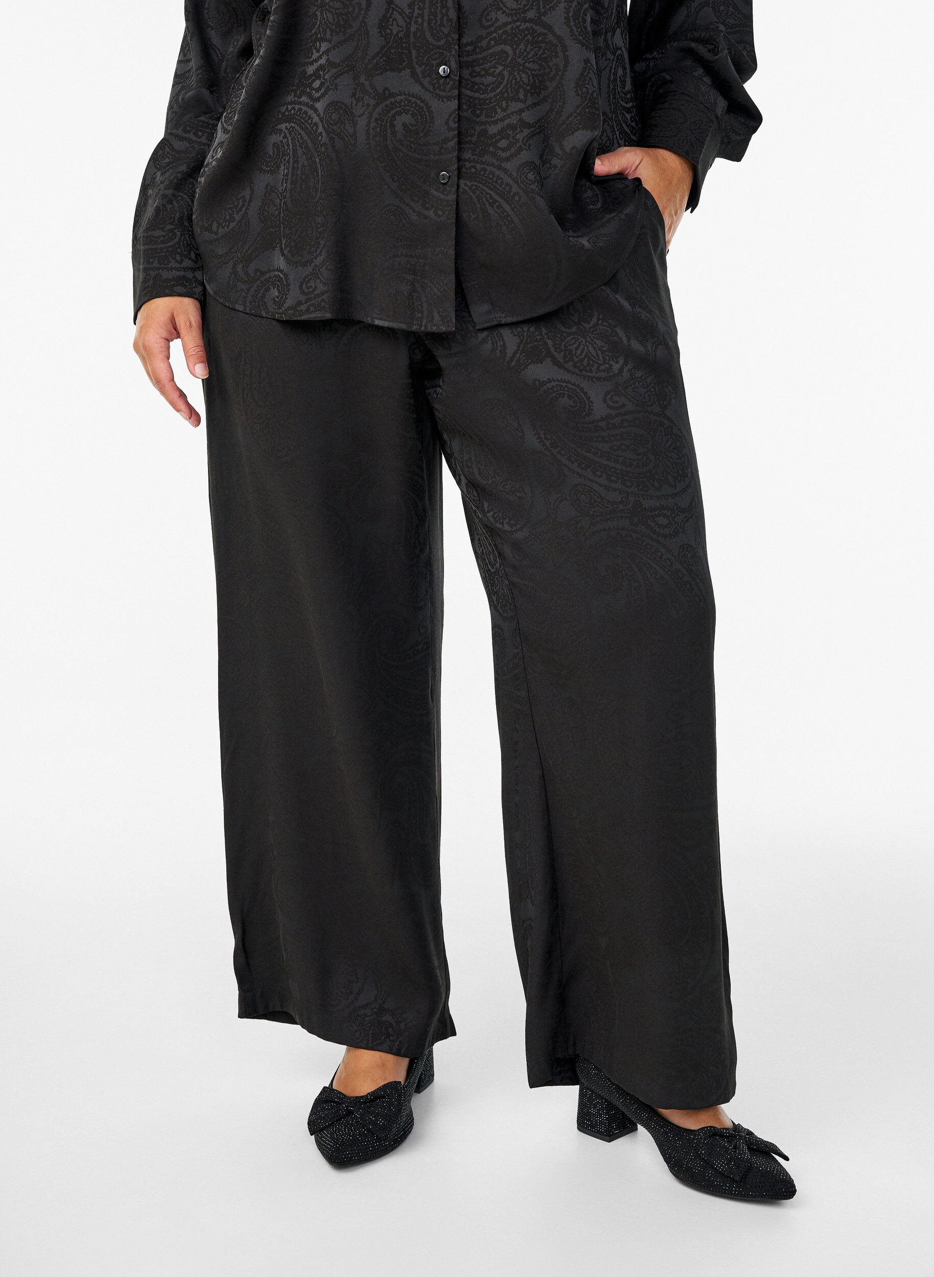 ZizziWeite Hose mit Paisleymuster und hoher Taille, Schwarz, Model image number 2