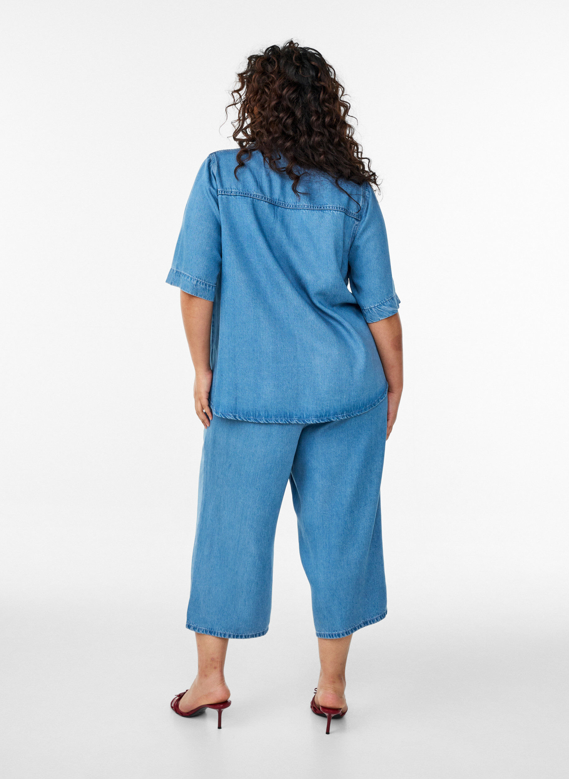 ZizziKurz&auml;rmeliges Hemd aus Lyocell in Jeans-Optik, Blau, Model image number 2