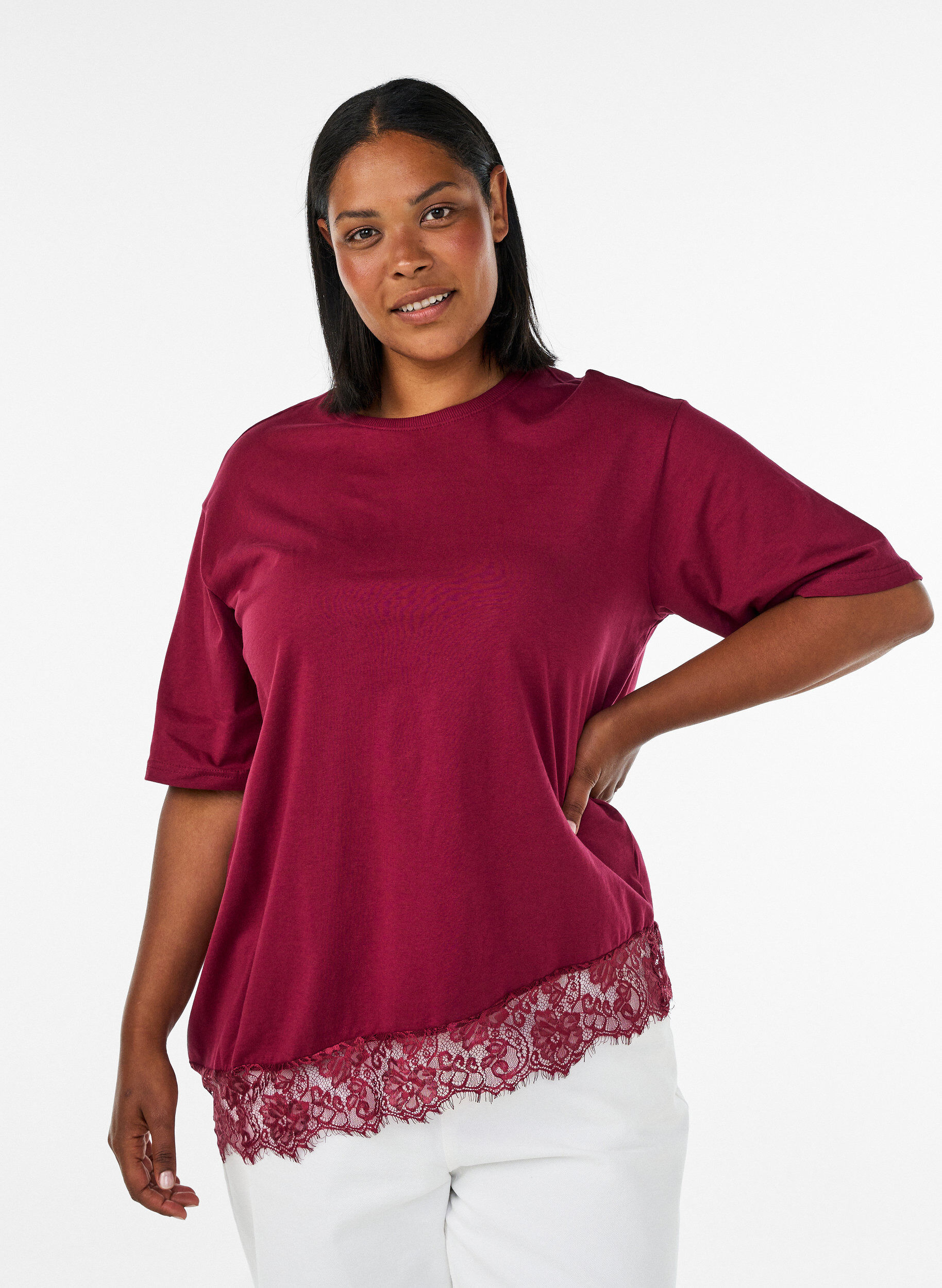 T-Shirt mit asymmetrischem Spitzensaum, Rot, Model