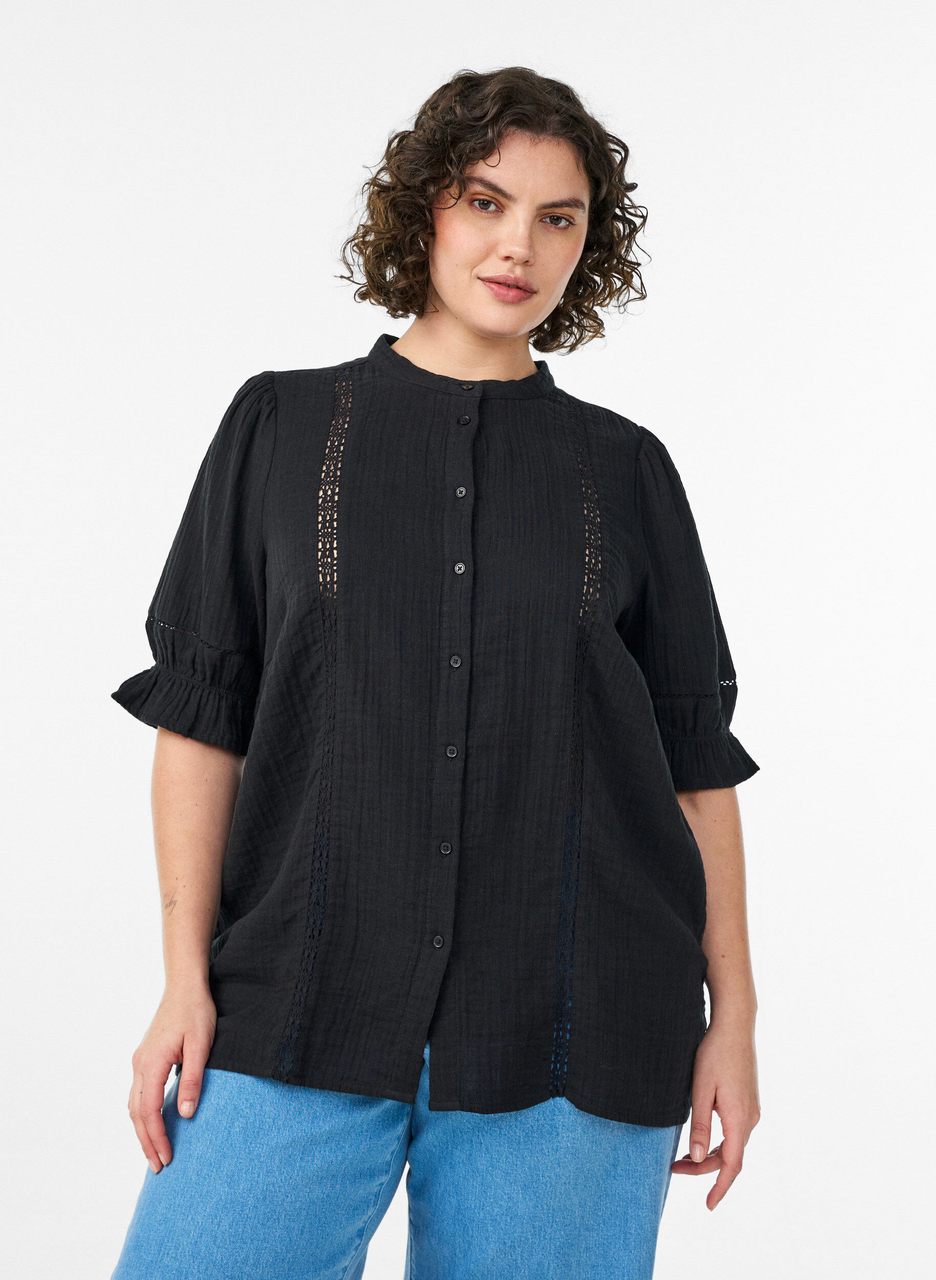 ZizziKurz&auml;rmelige Bluse aus Baumwoll-Musselin mit H&auml;kelbesatz, Schwarz, Model image number 0