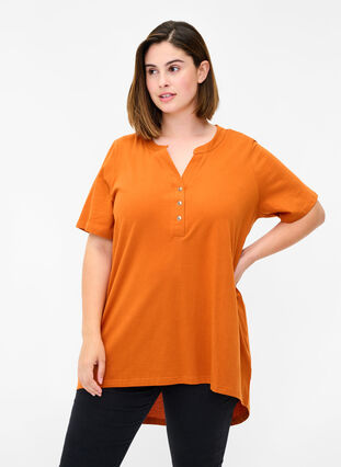 T-Shirt aus Baumwolle mit V-Ausschnitt und Knöpfen, Autumnal, Model image number 0