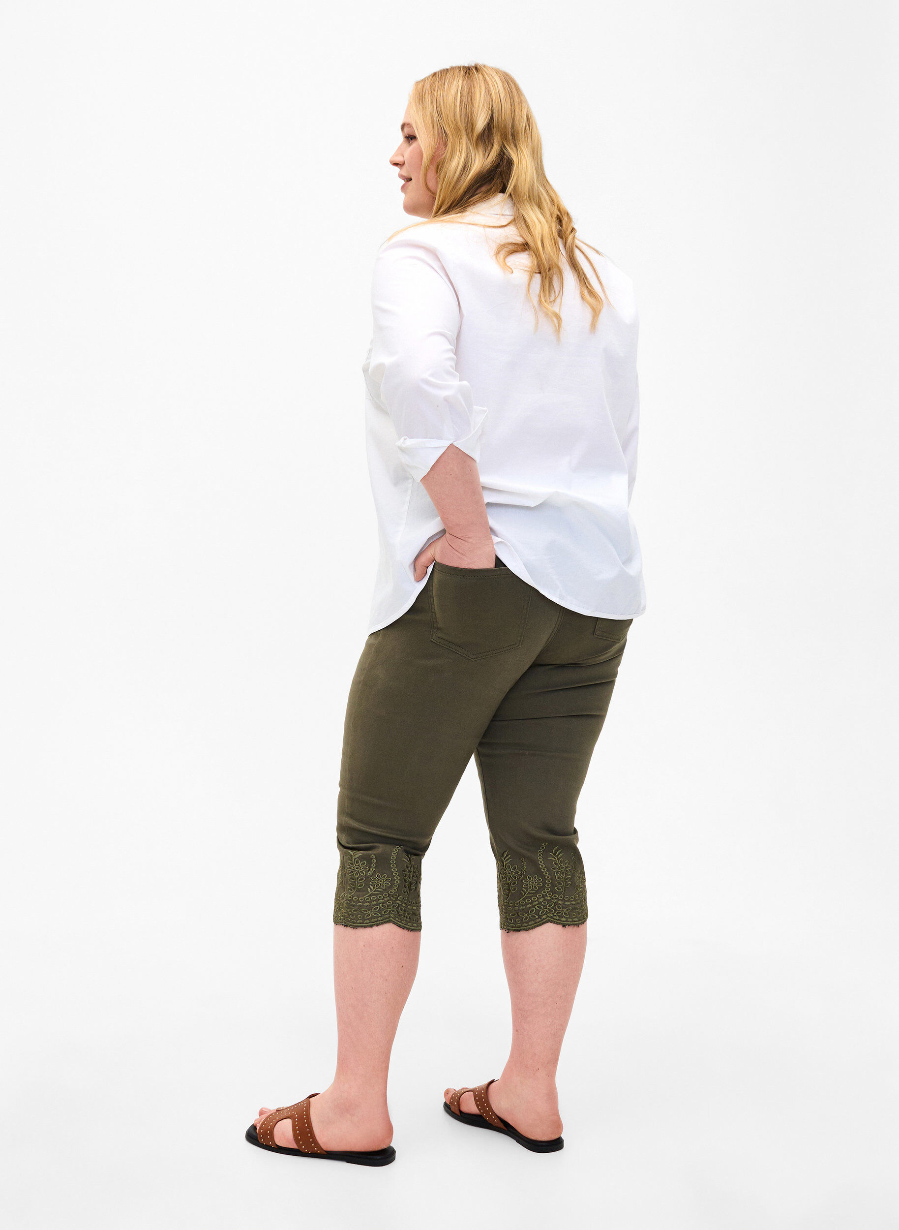 Zizzi Caprihosen mit hohem Bund und Lochstickerei, Dusty Olive, Model image number 1