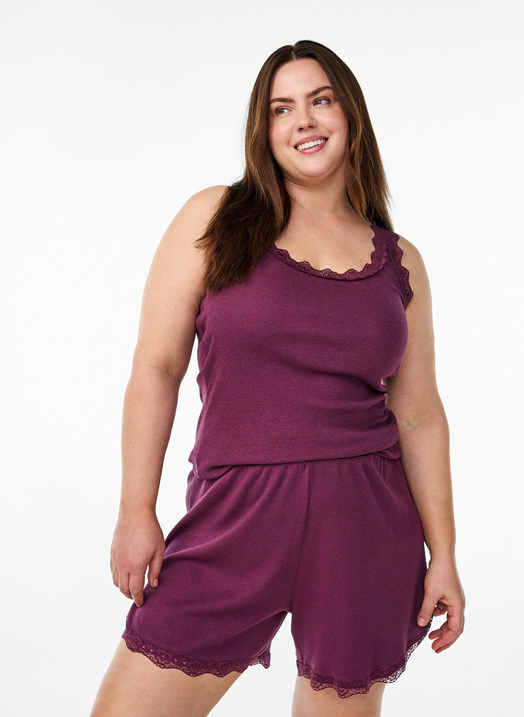 ZizziTop mit Spitzensaum, Dunkles Bordeaux, Model image number 0