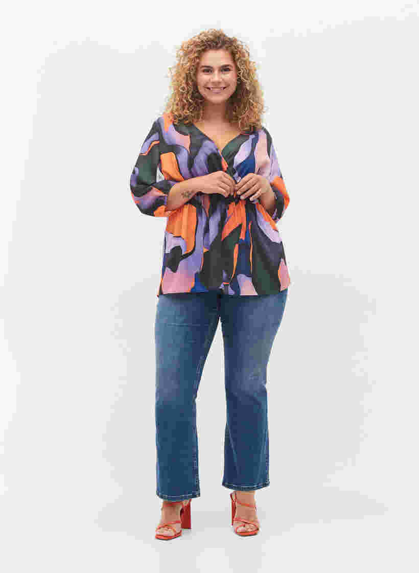 	 Bedruckte Bluse mit Wickeloptik und 3/4-Ärmeln, Big Scale Print, Model image number 2