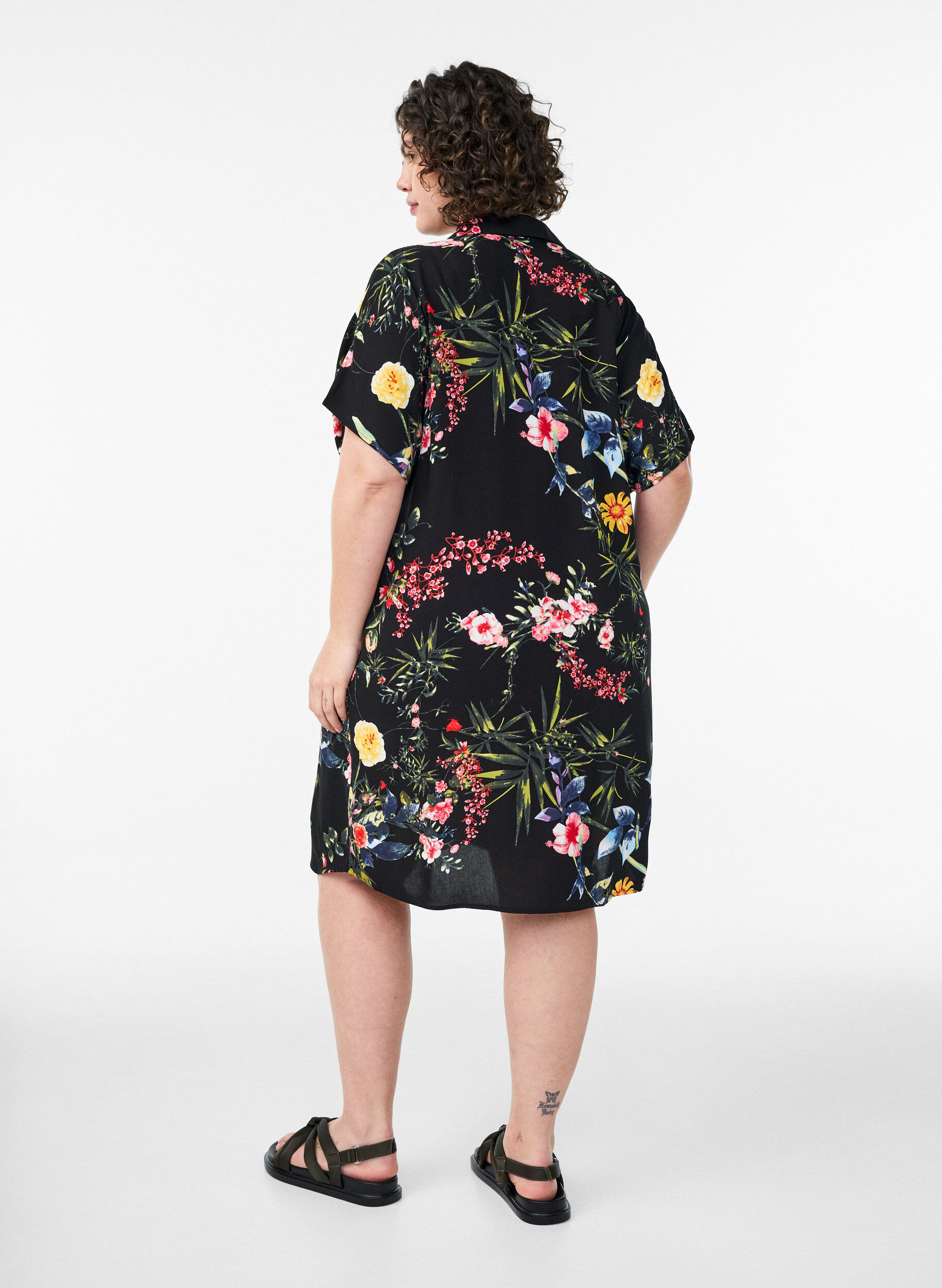 ZizziLocker geschnittenes langes Hemd aus Viskose, Schwarz, Model image number 2