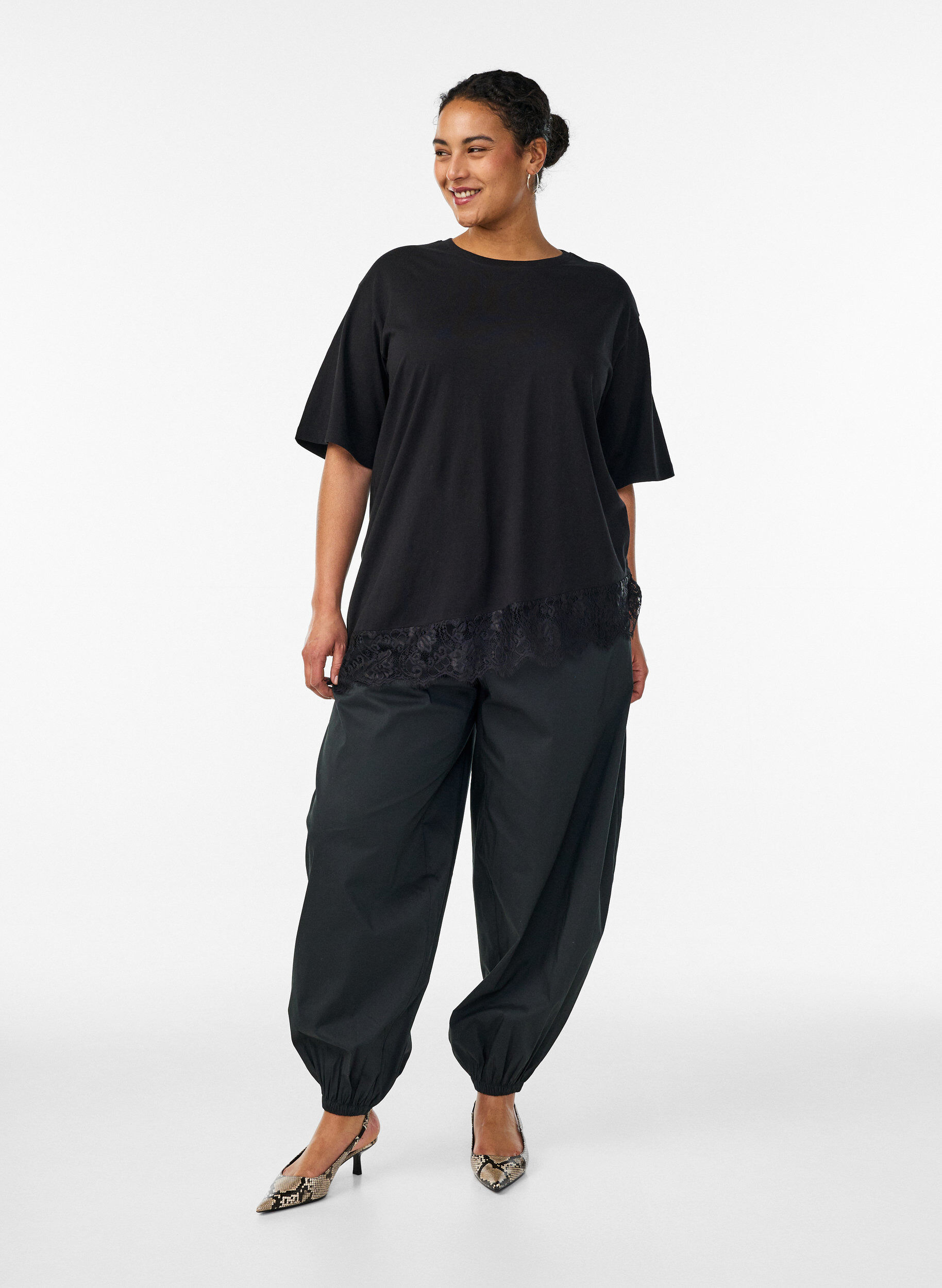 ZizziT-Shirt mit asymmetrischem Spitzensaum, Schwarz, Model image number 1