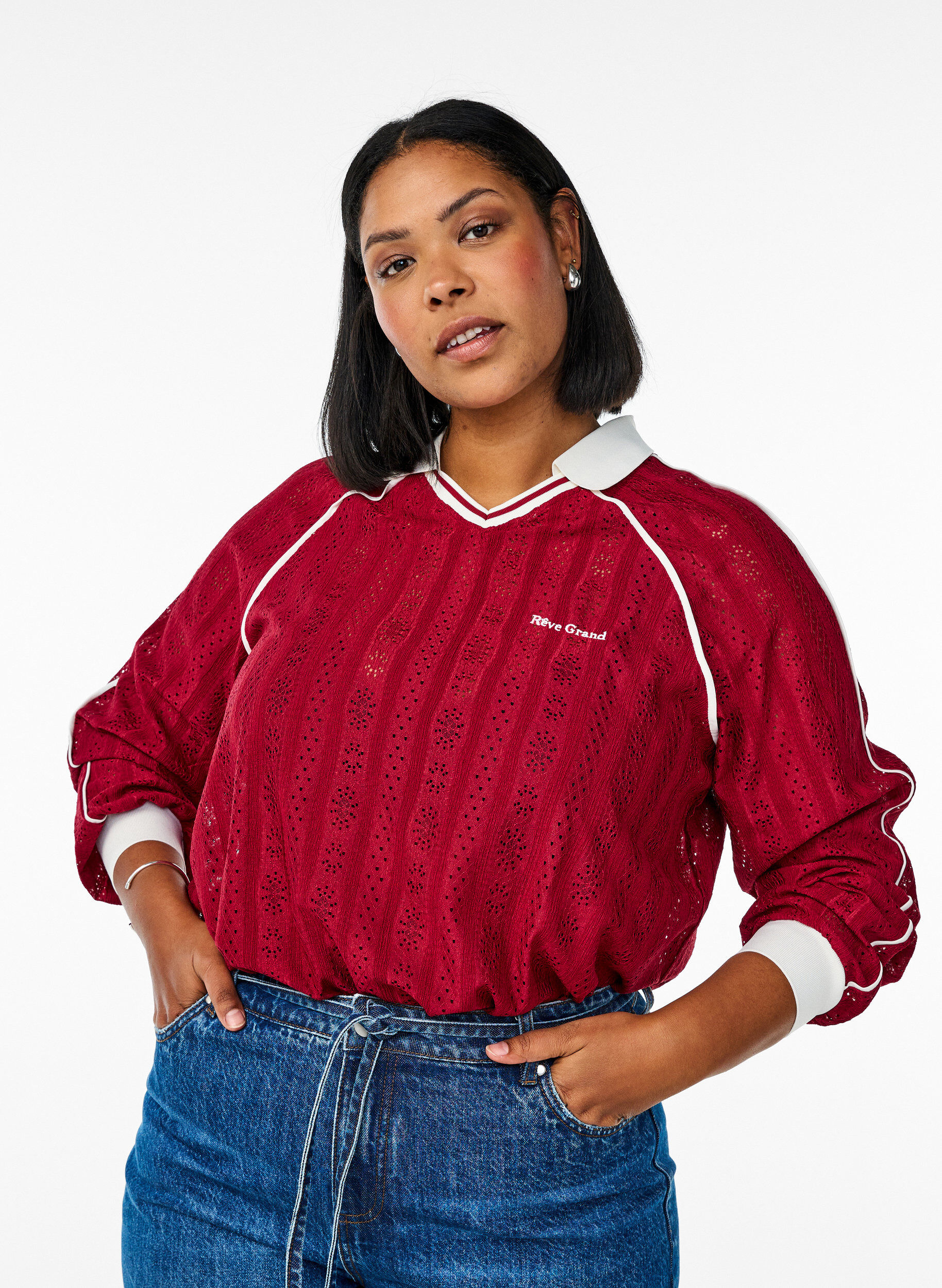 Jerseybluse mit Struktur und Kontrastdetails, Rot, Model