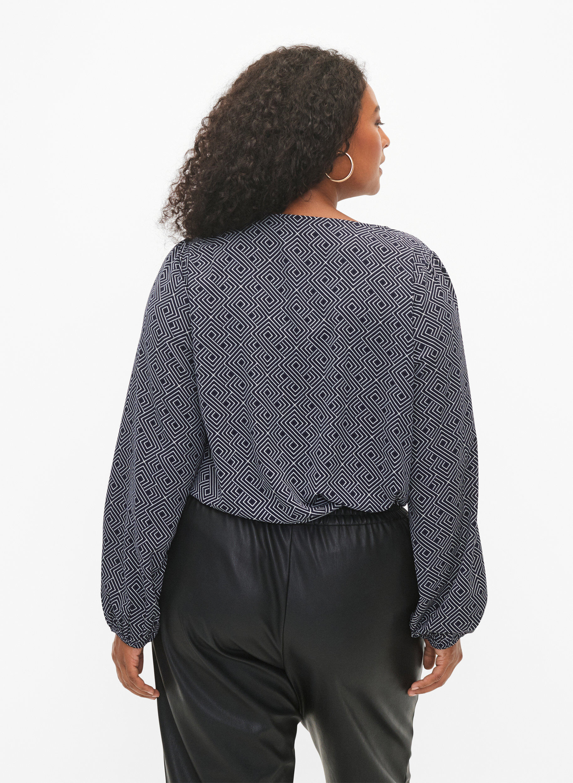 Zizzi Hemdbluse mit V-Ausschnitt und Aufdruck, Navy Graphic AOP, Model image number 1