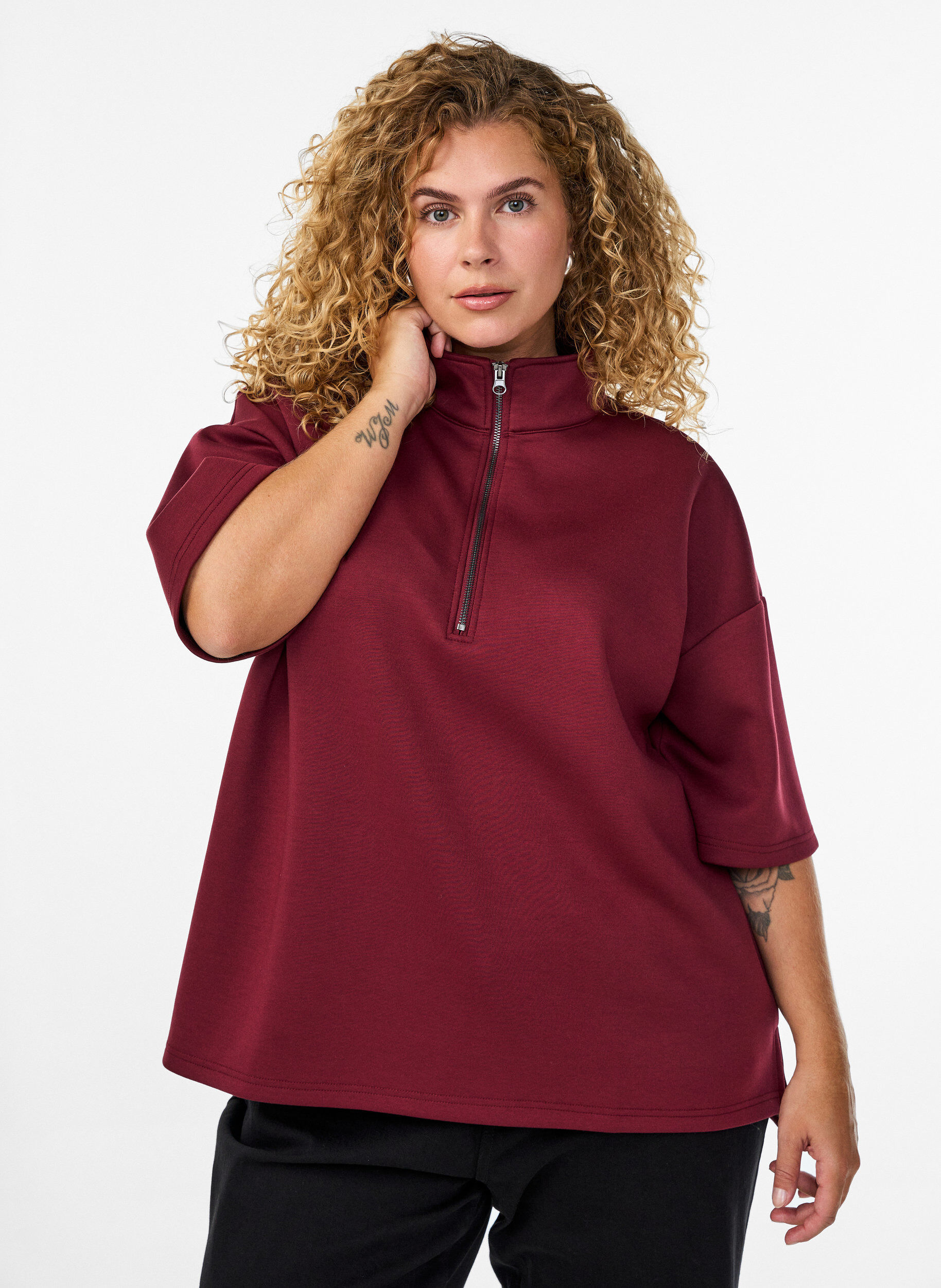Kurz&auml;rmeliges Sweatshirt mit hohem Kragen, Dunkles Bordeaux, Model
