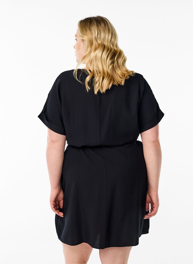 Kurzes Kleid mit lockerer Passform und Bindegürtel, Schwarz, Model image number 2