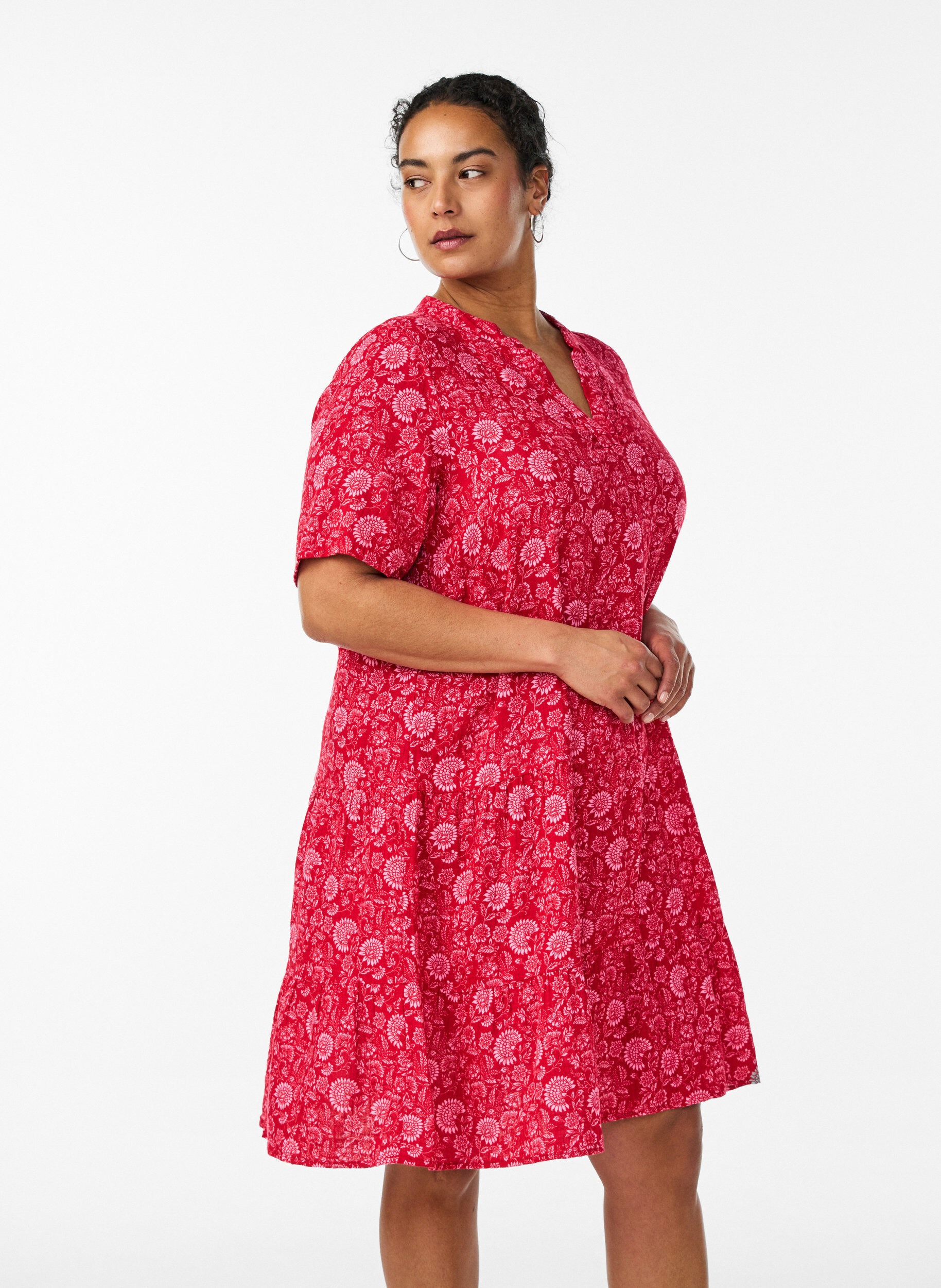Kurzes A-Linien-Kleid aus Baumwollmusselin, Rot, Model