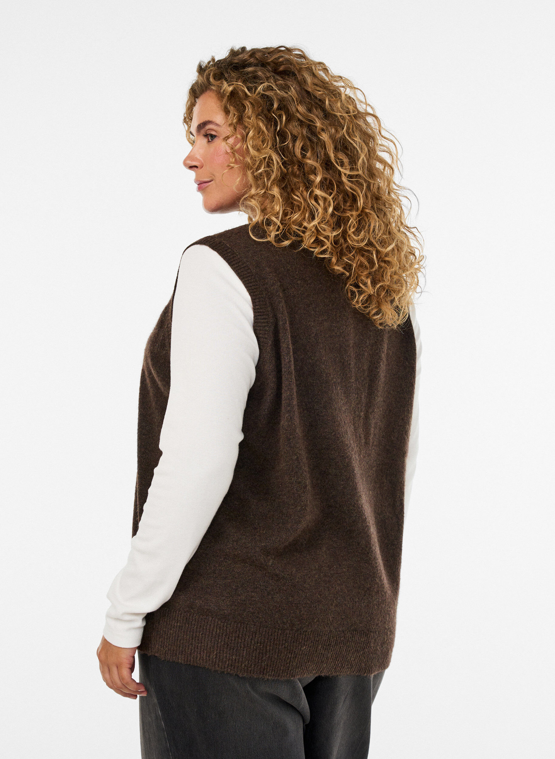 ZizziStrickweste mit dekorativen Kn&ouml;pfen, Braun, Model image number 2