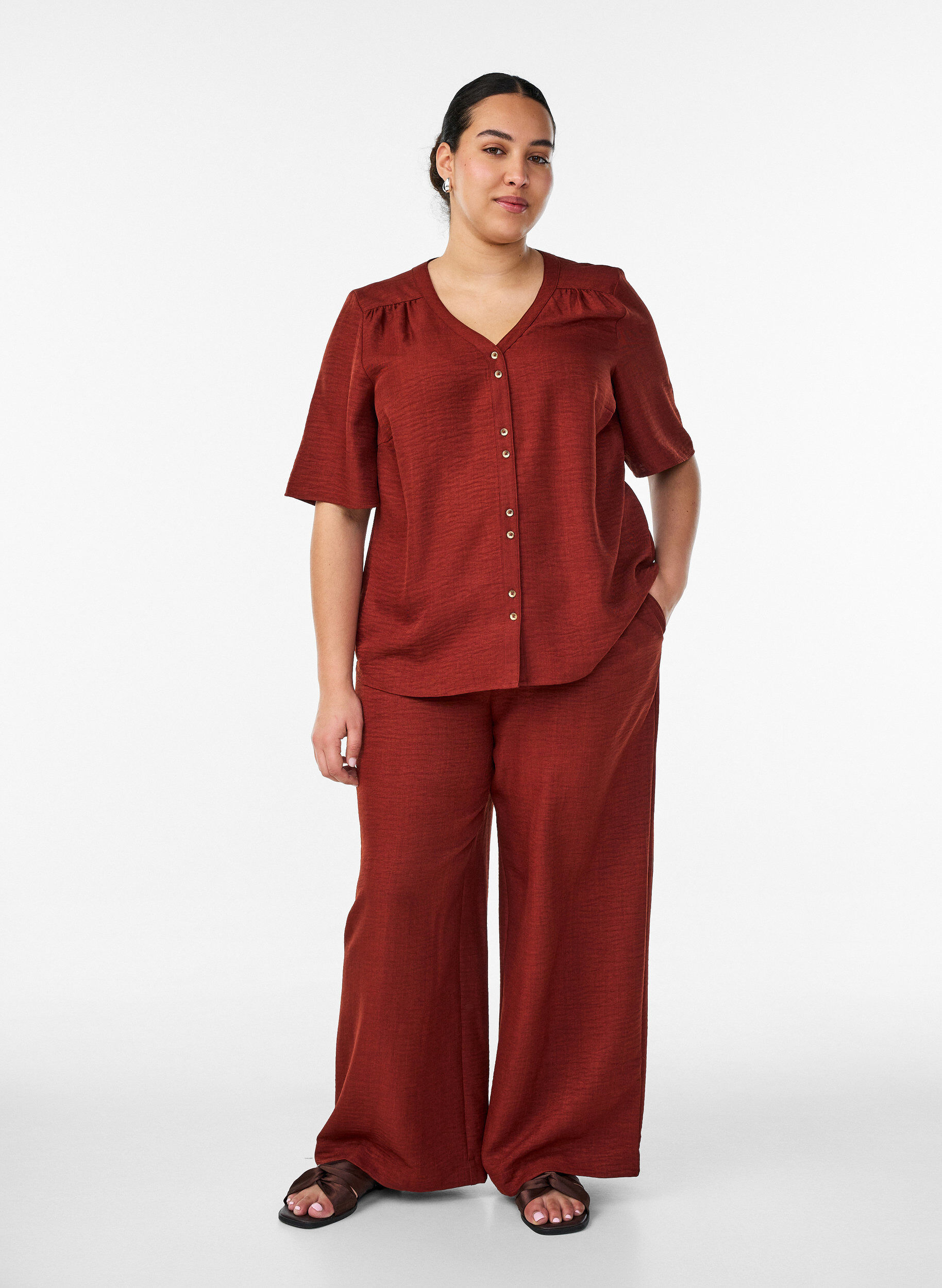ZizziHemdbluse mit V-Ausschnitt und kurzen &Auml;rmeln, Rot, Model image number 1