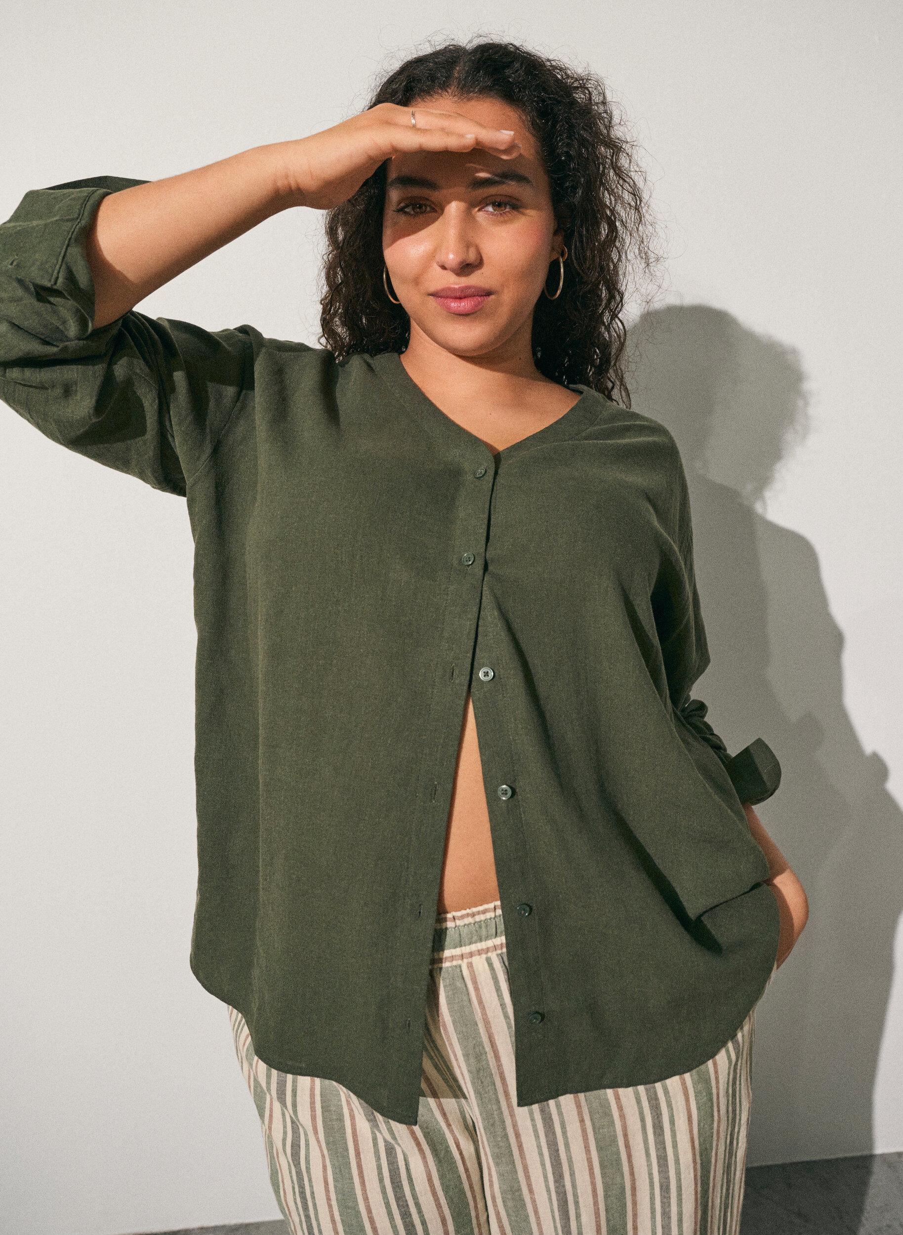 ZizziBluse aus Leinen und Viskose mit V-Ausschnitt, Gr&uuml;n, Image image number 0