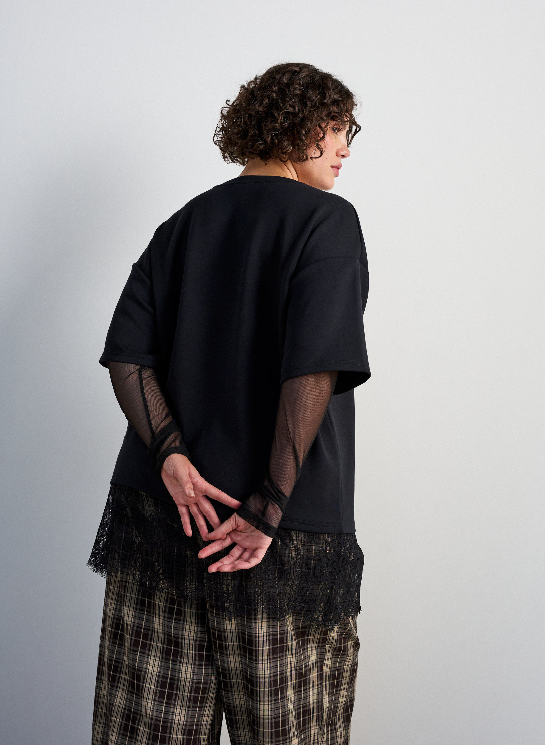 ZizziBluse mit Mesh-&Auml;rmeln und Spitzenbesatz, Schwarz, Model image number 2
