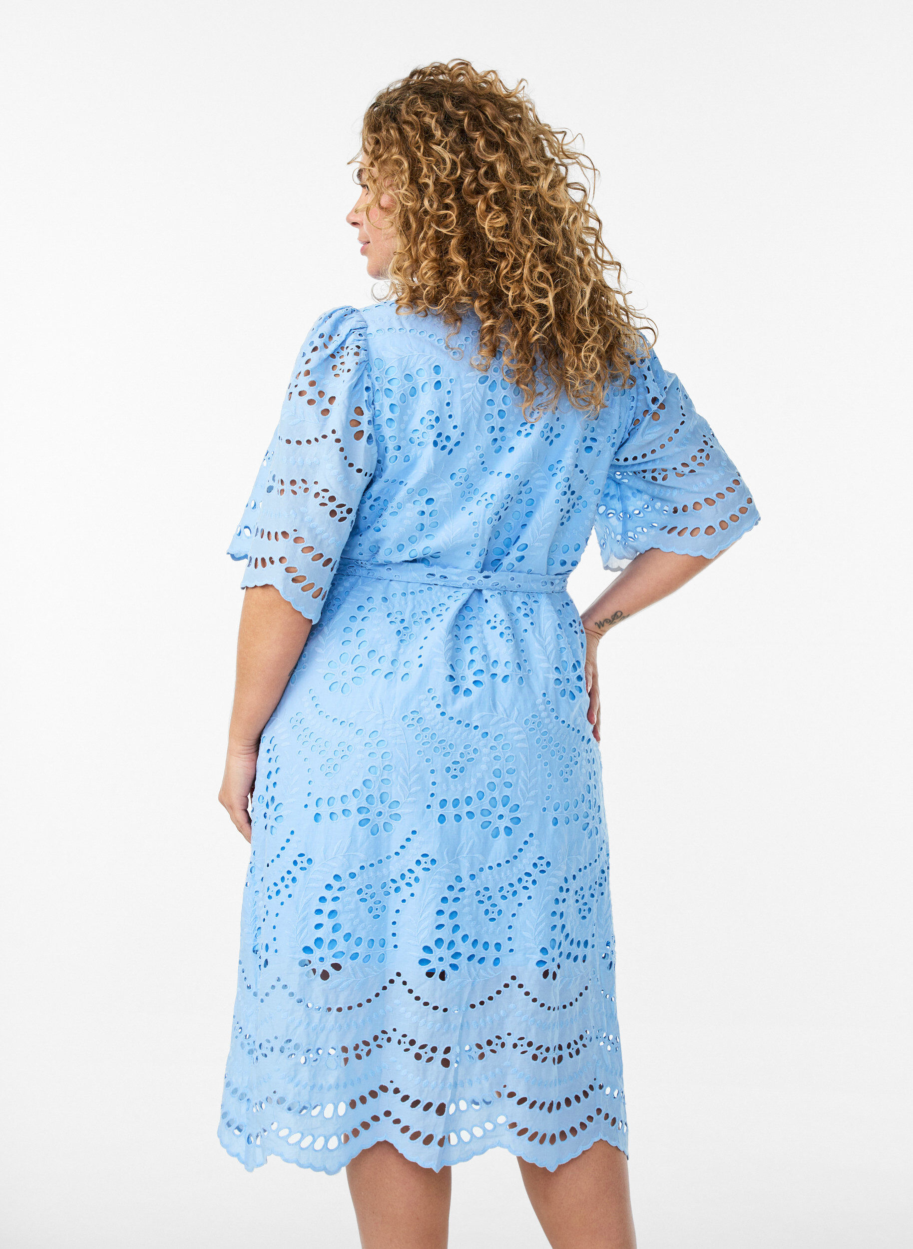 ZizziHemdblusenkleid aus Broderie Anglaise mit Bindeg&uuml;rtel, Blau, Model image number 2