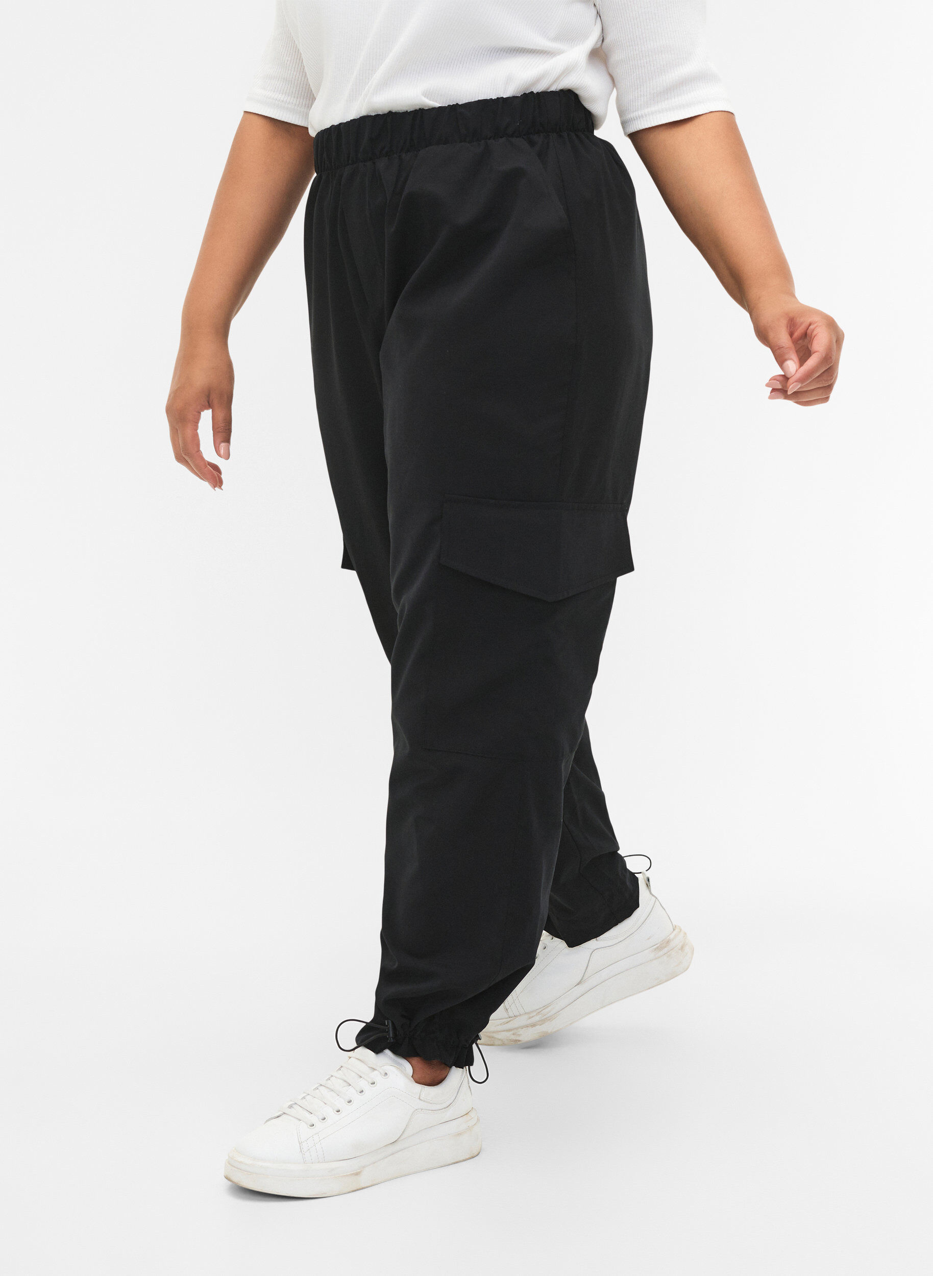 ZizziCropped Cargohose mit verstellbarem Gummizug, Black, Model image number 2